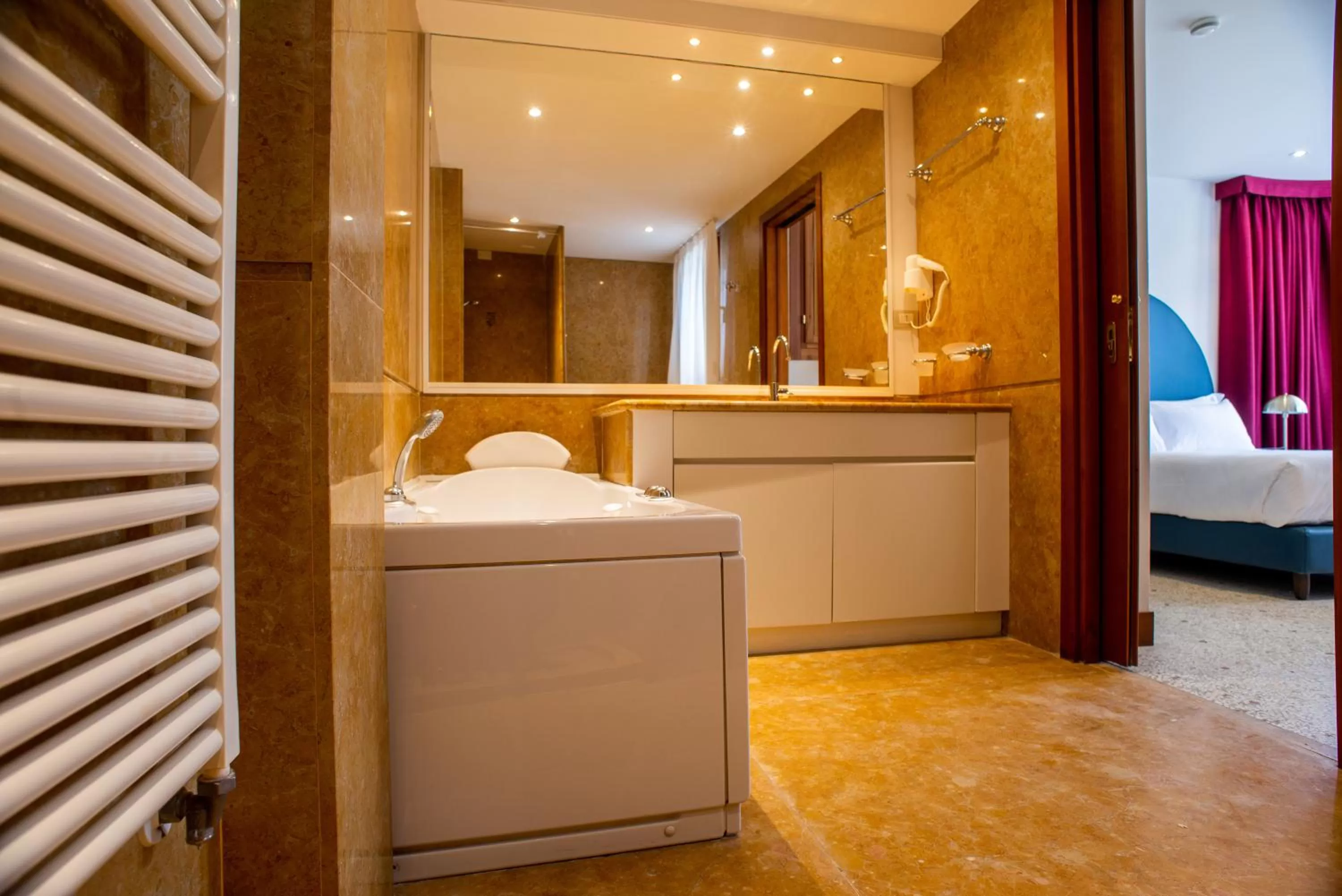 Bathroom, Bed in Palazzina Fortuny