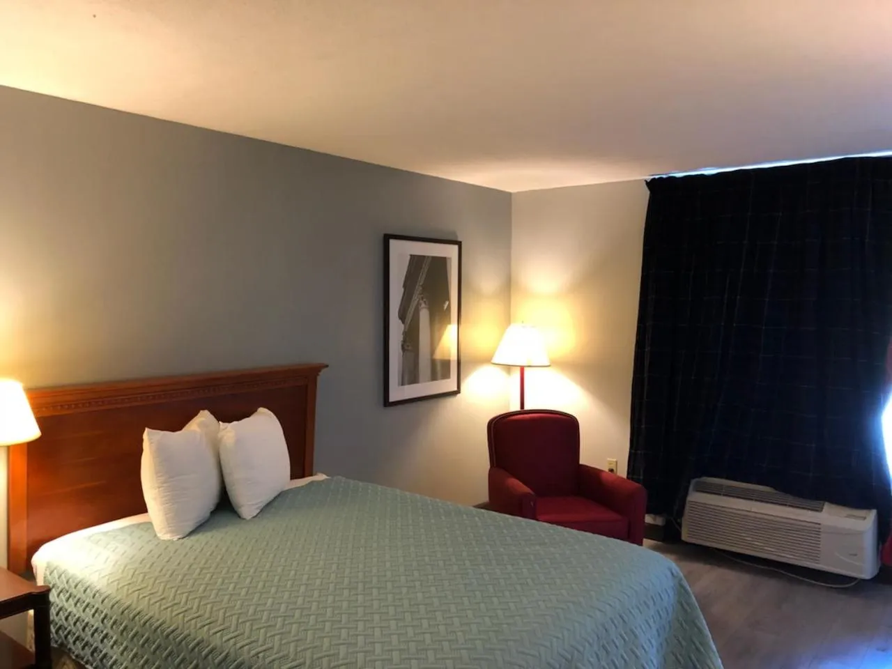 Bed in Springfield Inn TN