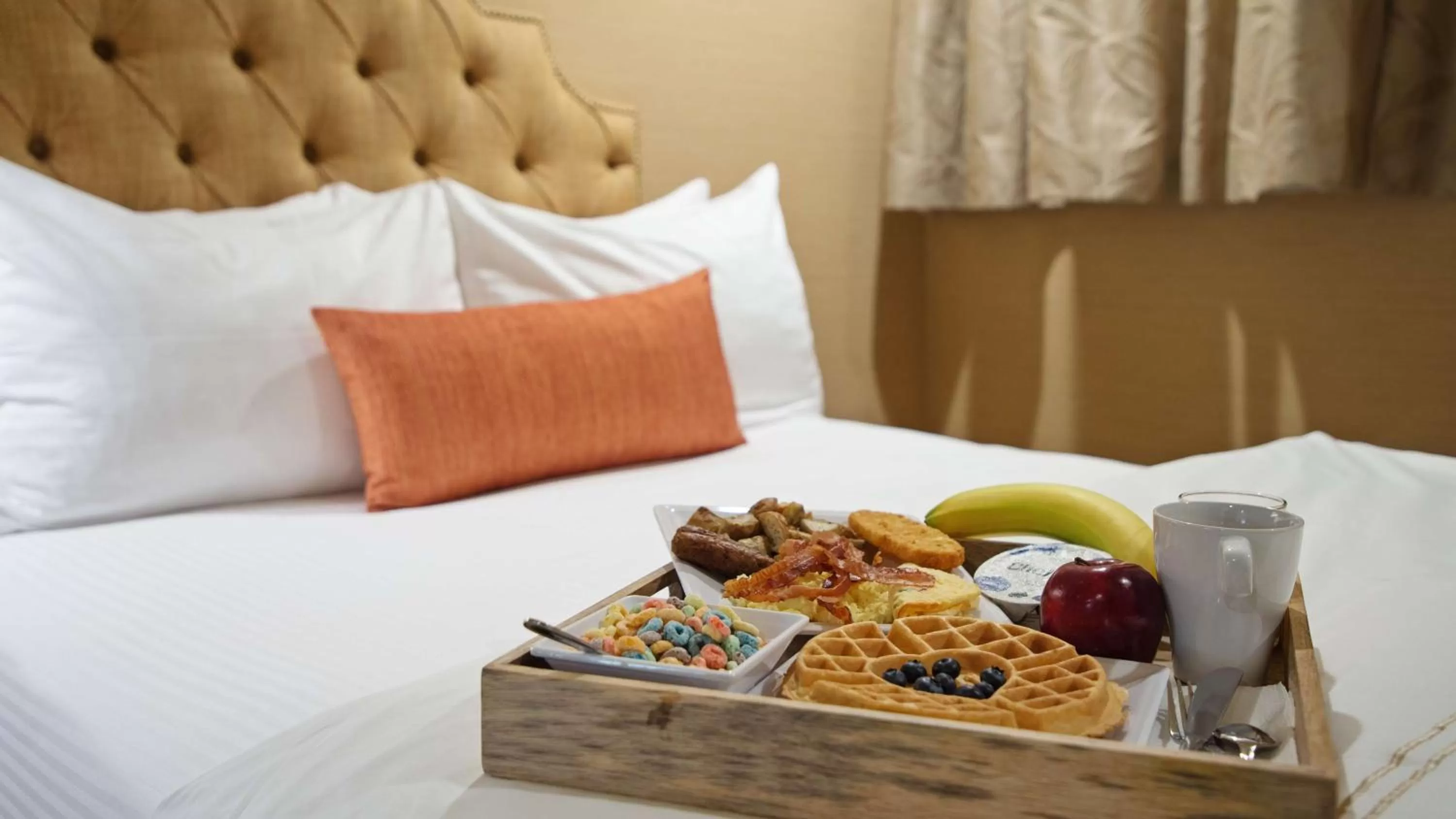 Photo of the whole room, Bed in Best Western Plus Sunset Plaza Hotel