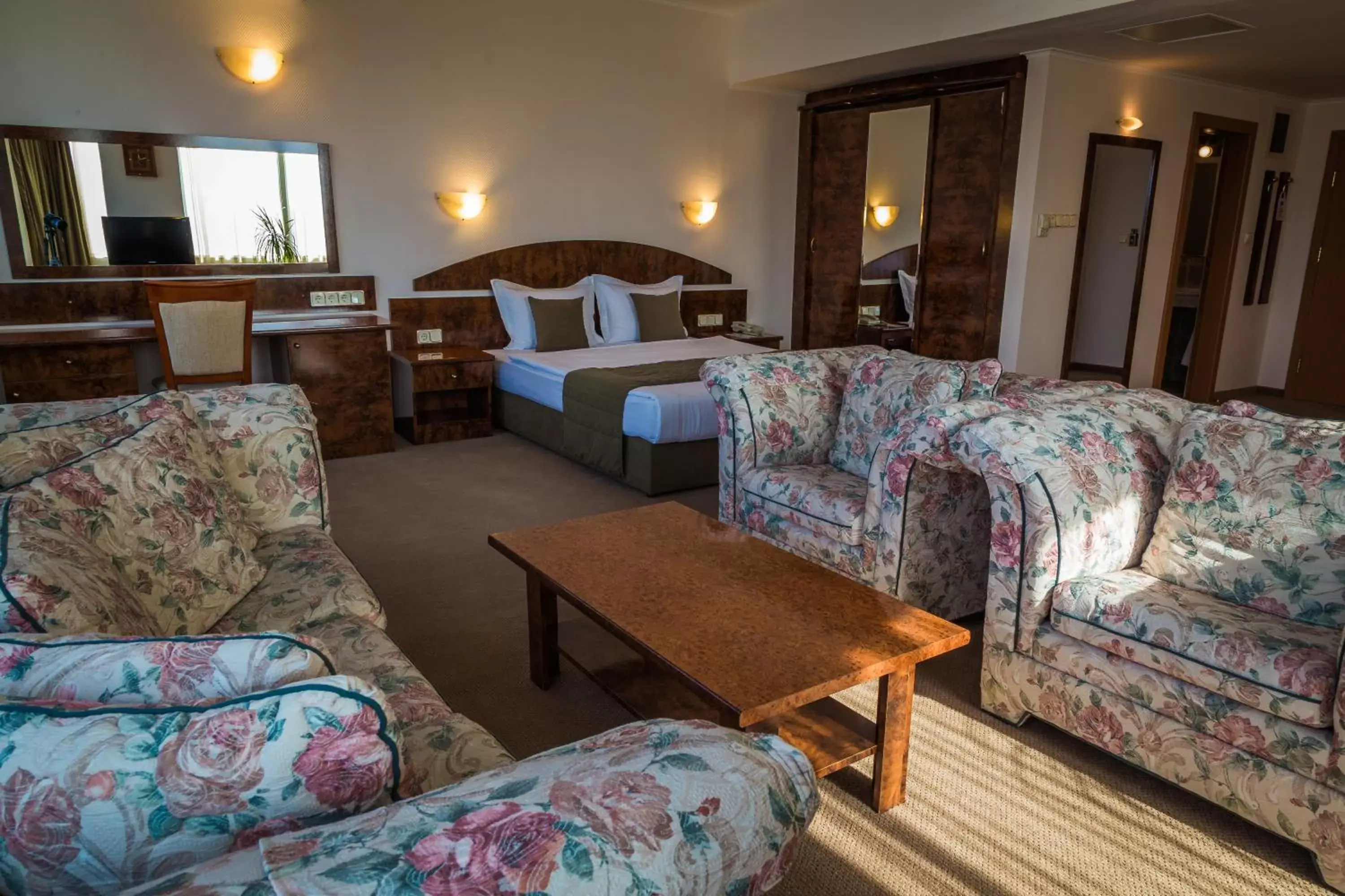 Deluxe King Room (2 Adults) in Hotel Sevlievo Plaza Deluxe King Room (2 Adults) in Hotel Sevlievo Plaza