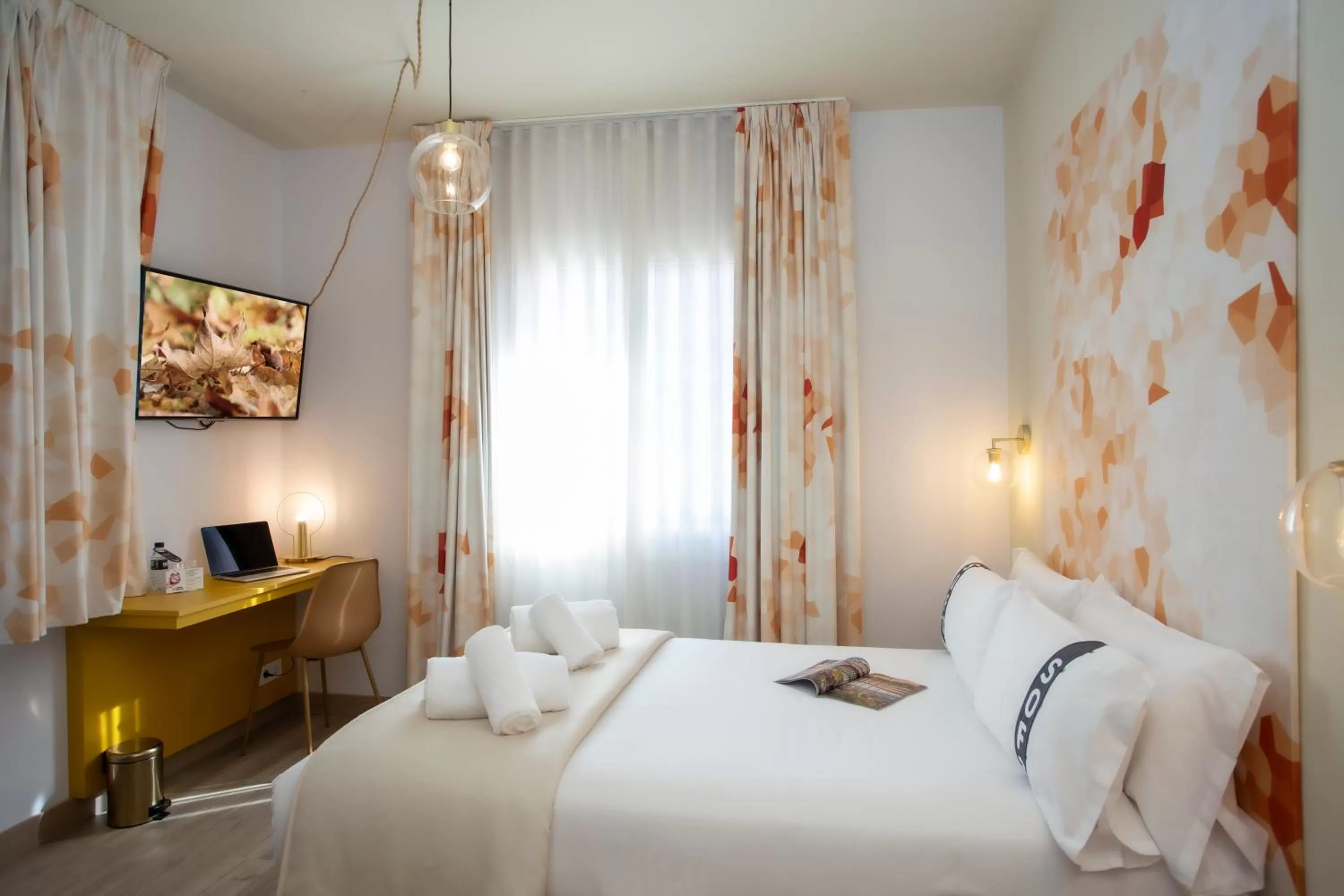 Photo of the whole room, Bed in Casual Colours Barcelona