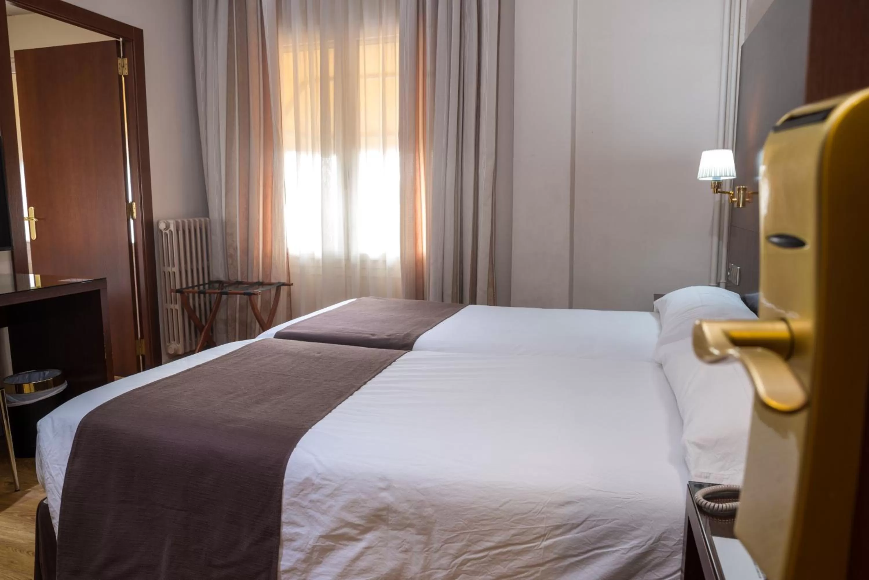 Photo of the whole room, Bed in Ramon Berenguer IV