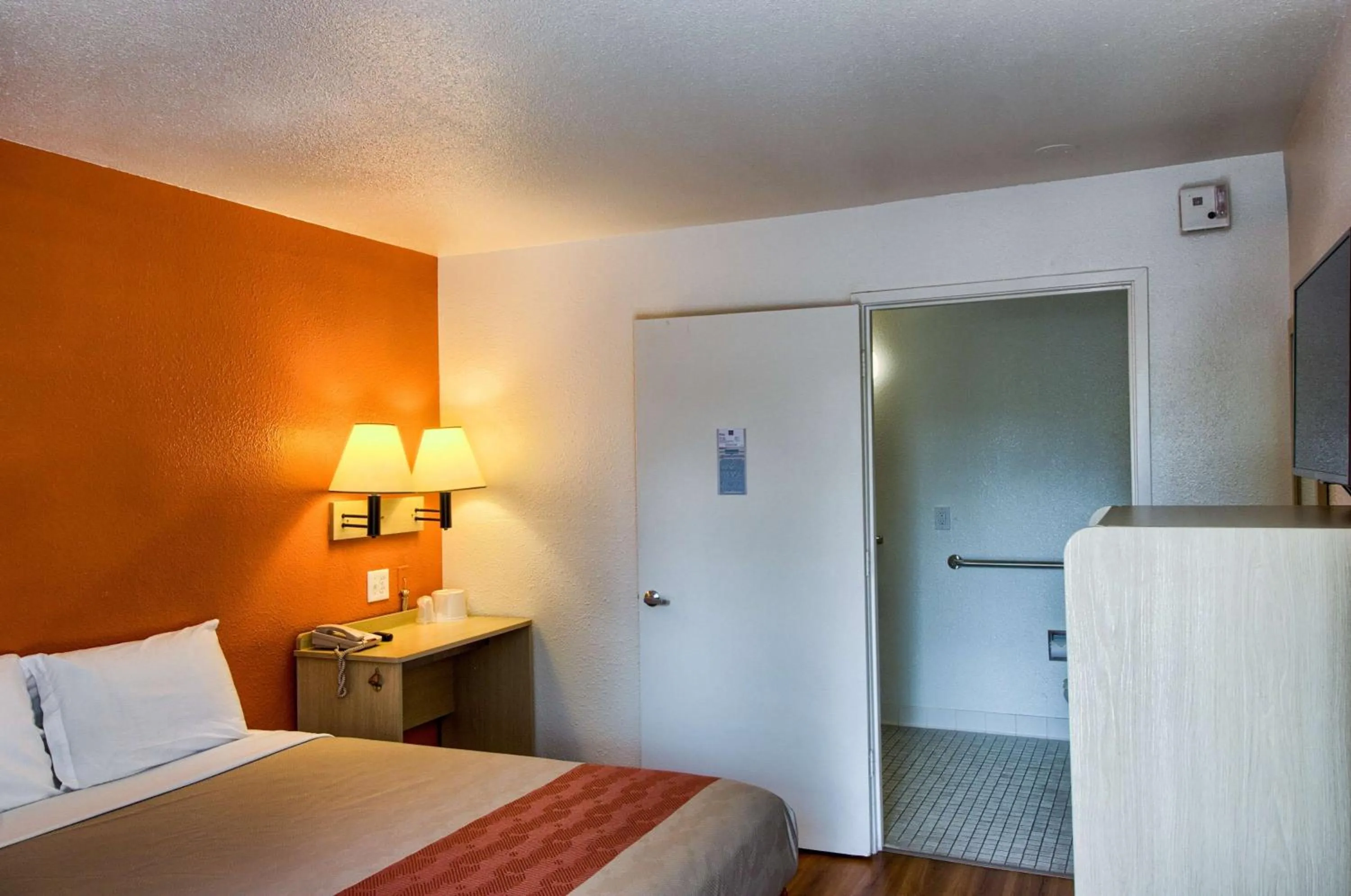 TV and multimedia, Bed in Motel 6-Everett, WA - North