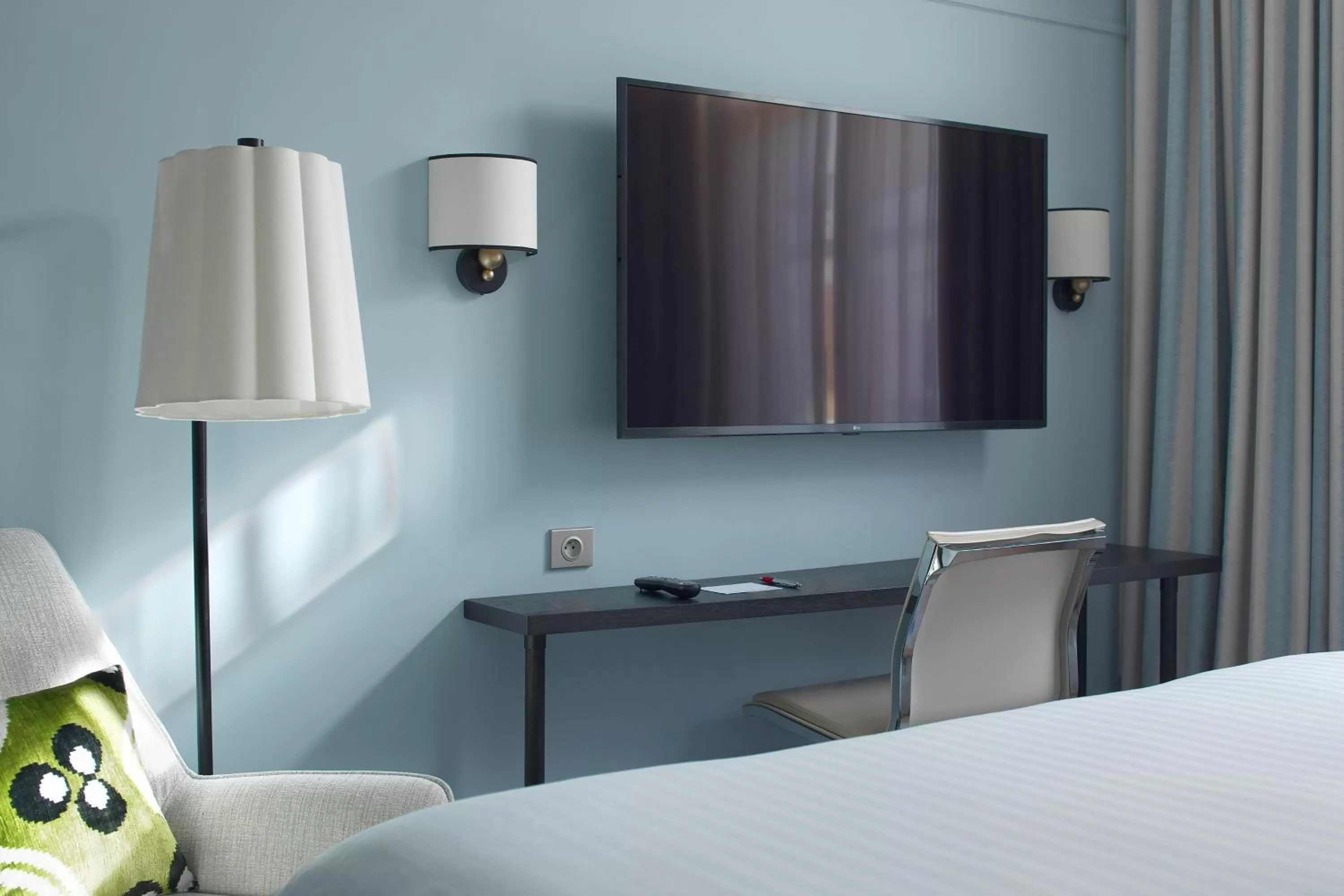 Photo of the whole room, Bed in Paris Marriott Opera Ambassador Hotel