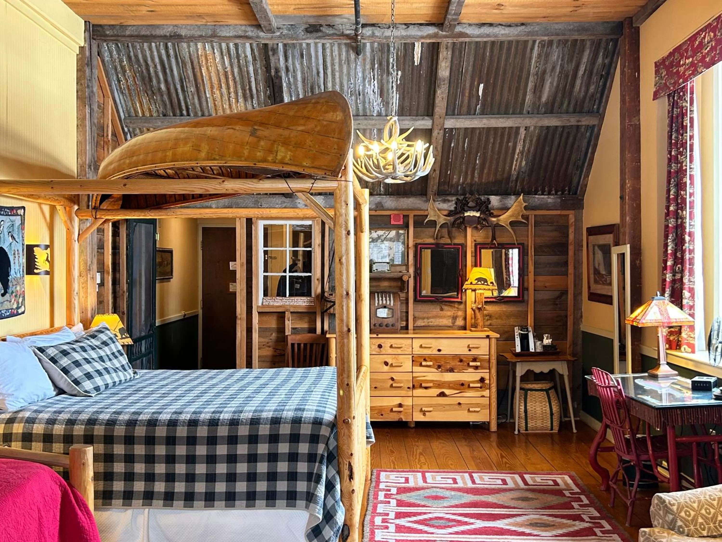 Bed in The Common Man Inn, Spa & Lodge