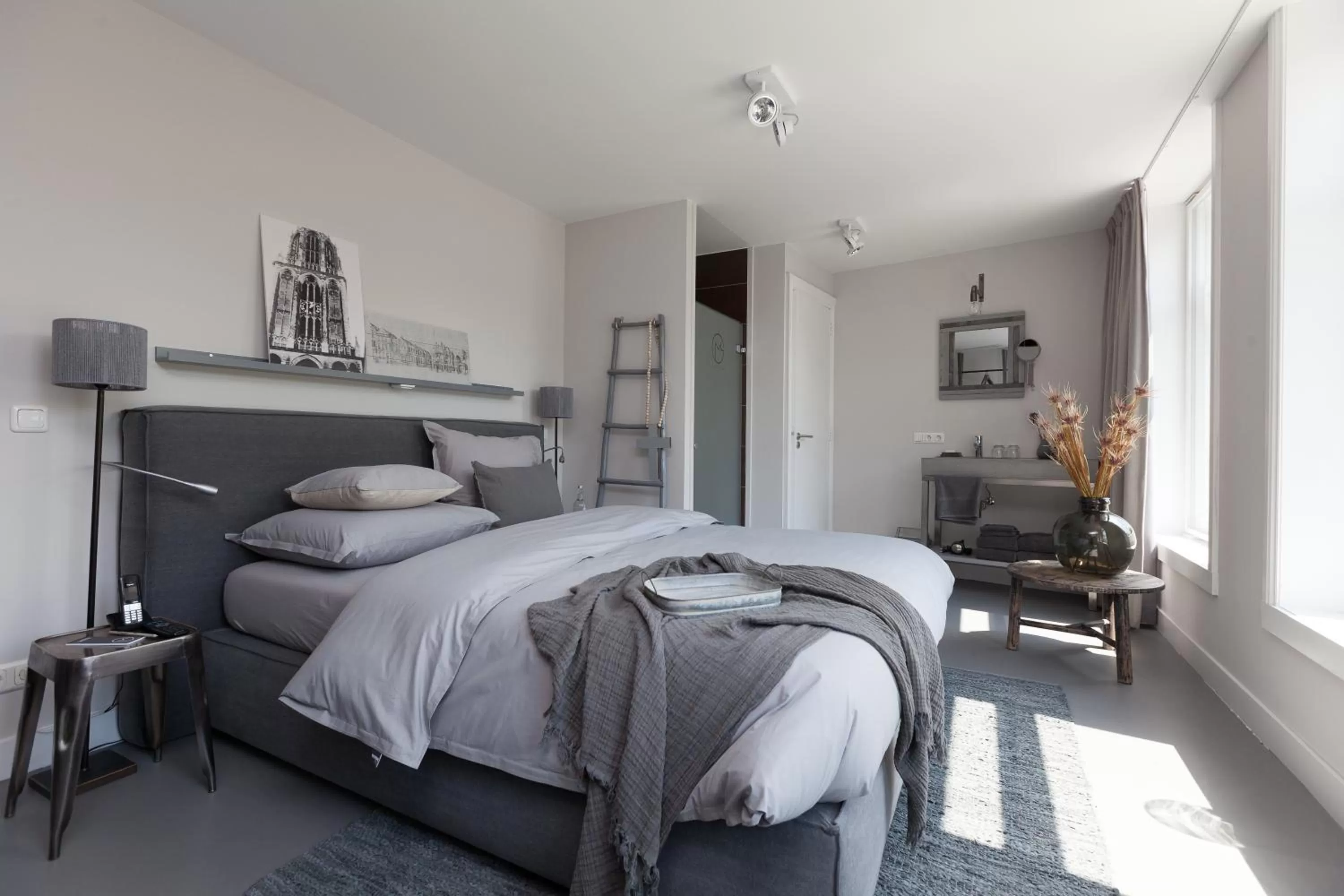 Photo of the whole room, Bed in Mother Goose Hotel