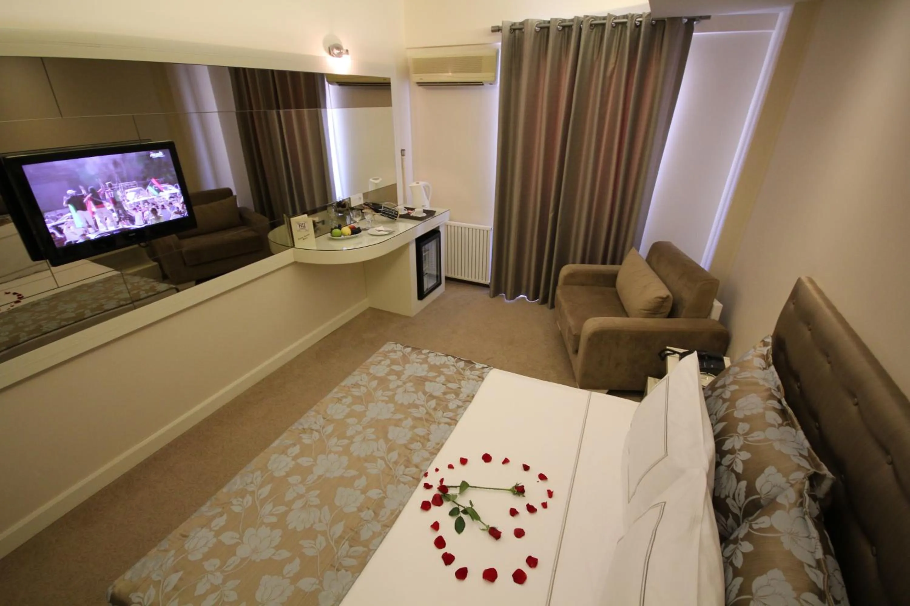 Photo of the whole room, Bed in Grand Washington Hotel