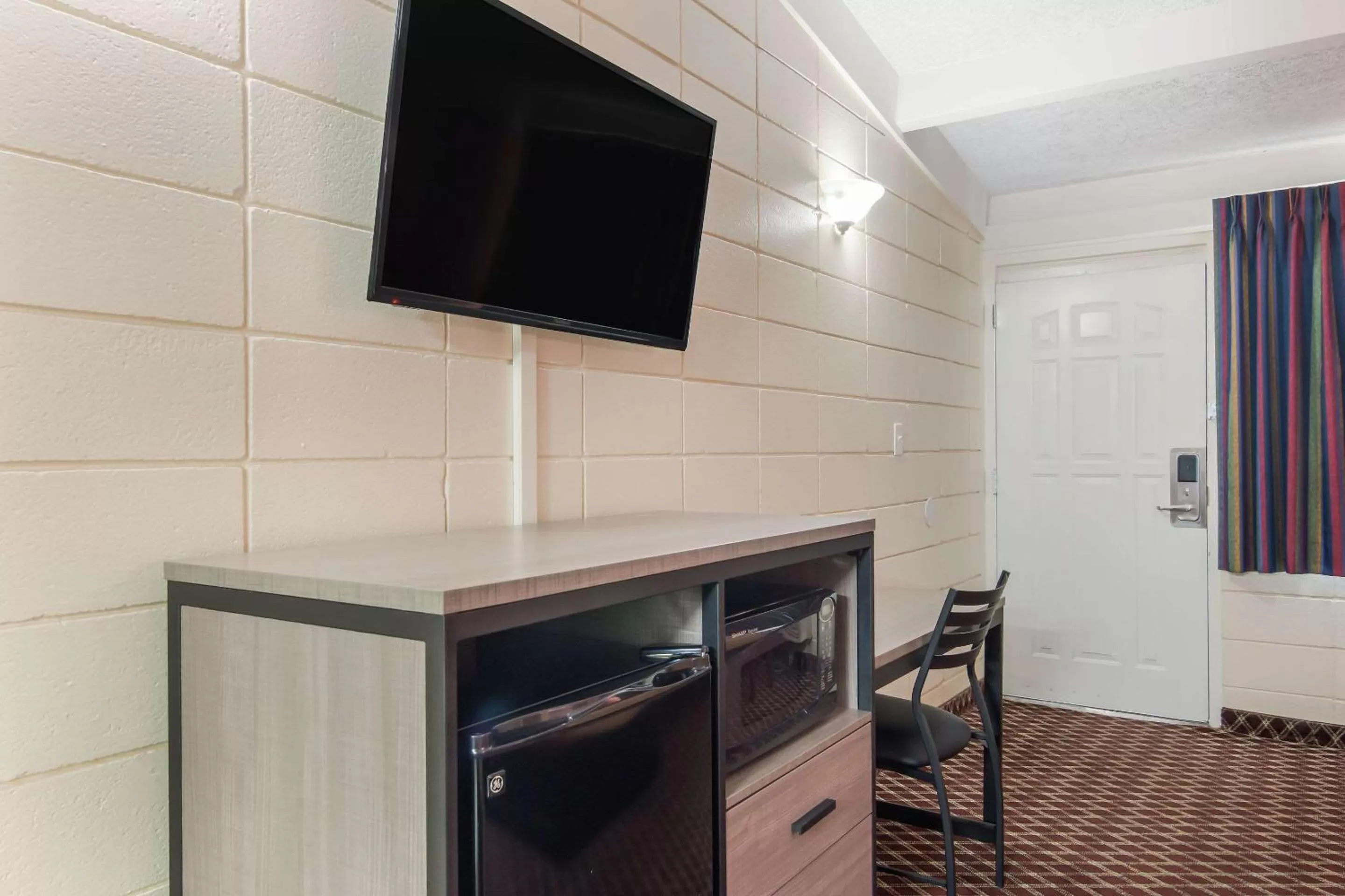 Photo of the whole room in Rodeway Inn Nashville