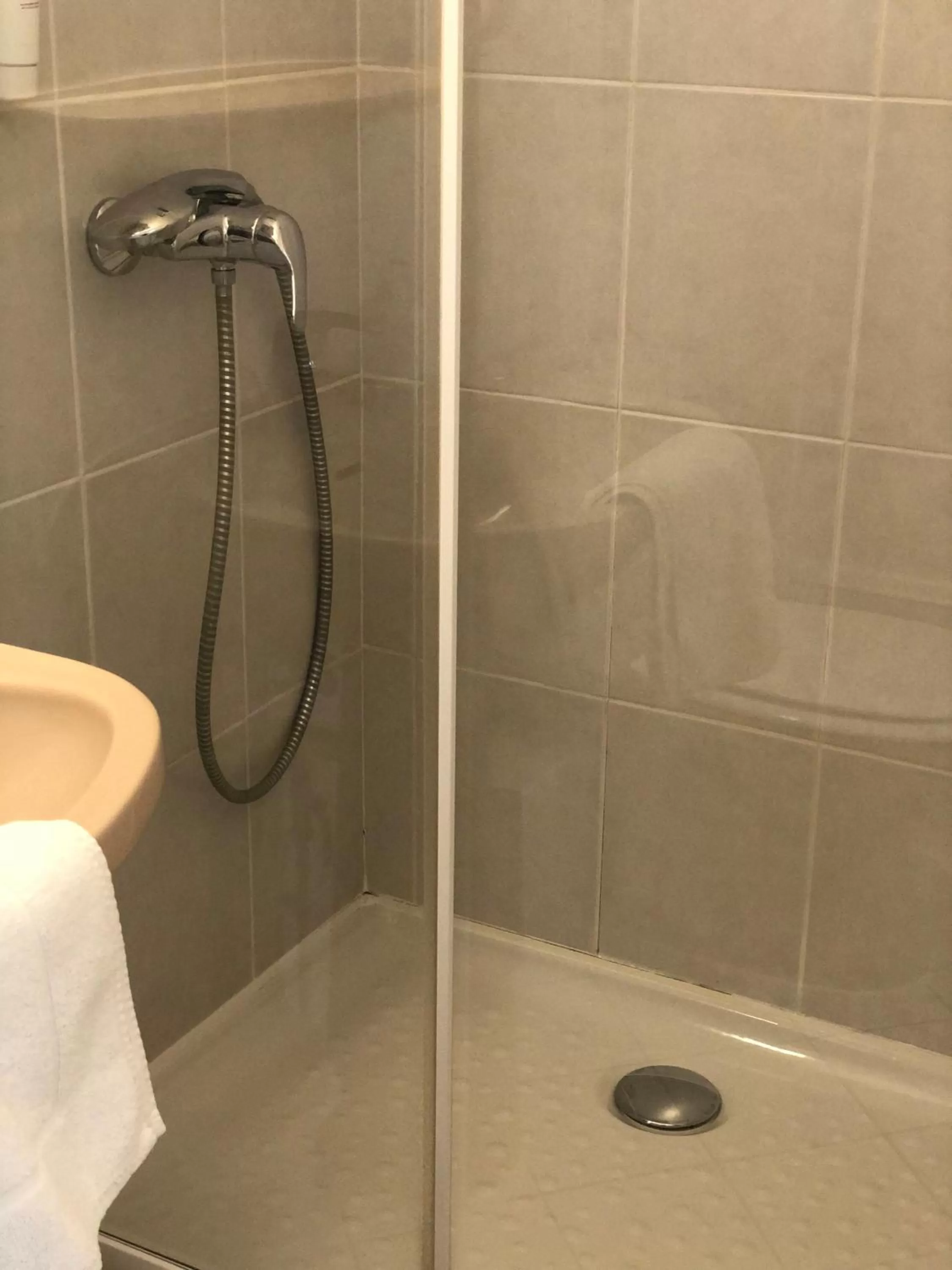 Bathroom in Enzo Hotels Neufchâteau by Kyriad Direct