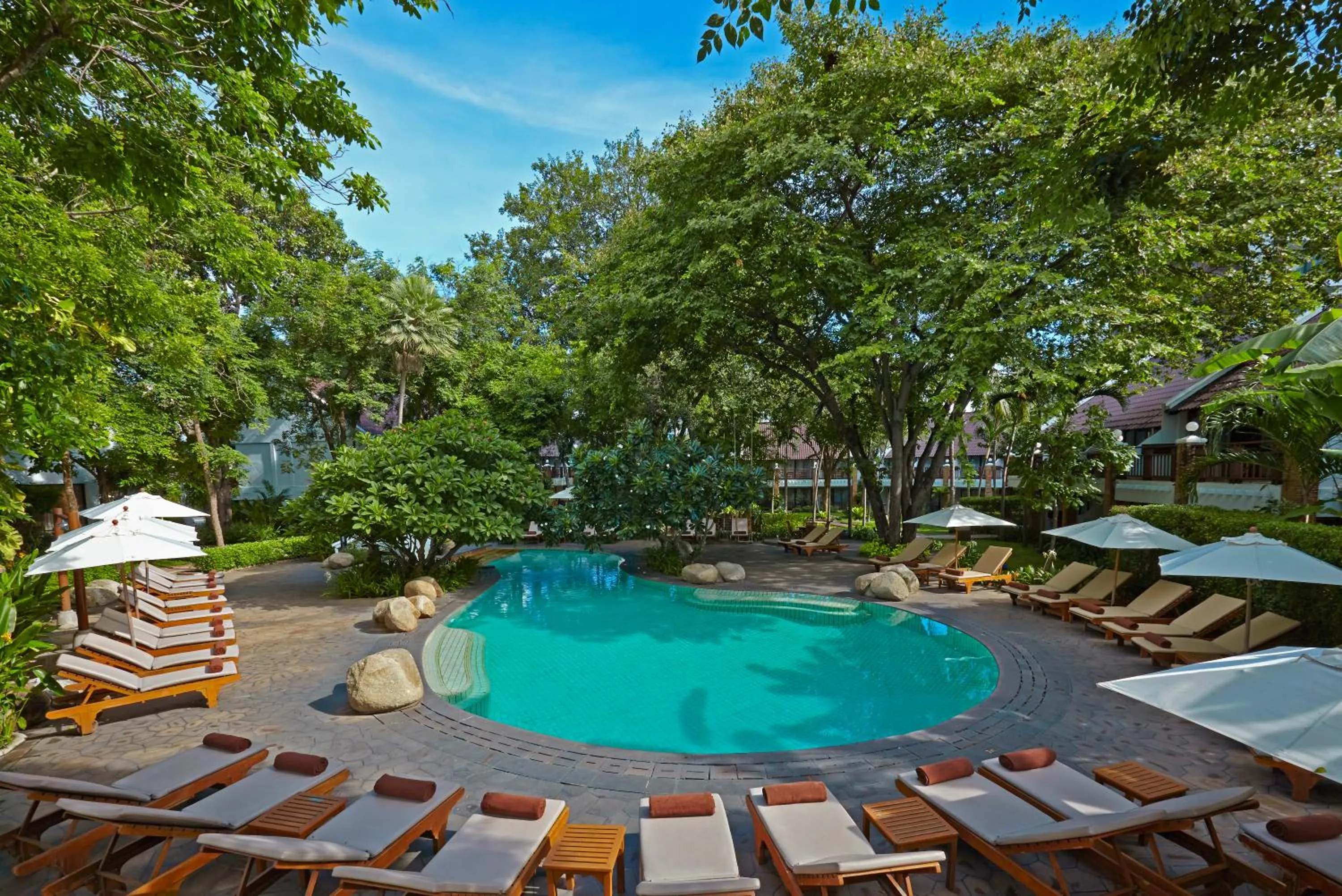 Swimming pool in Woodlands Hotel and Resort Pattaya