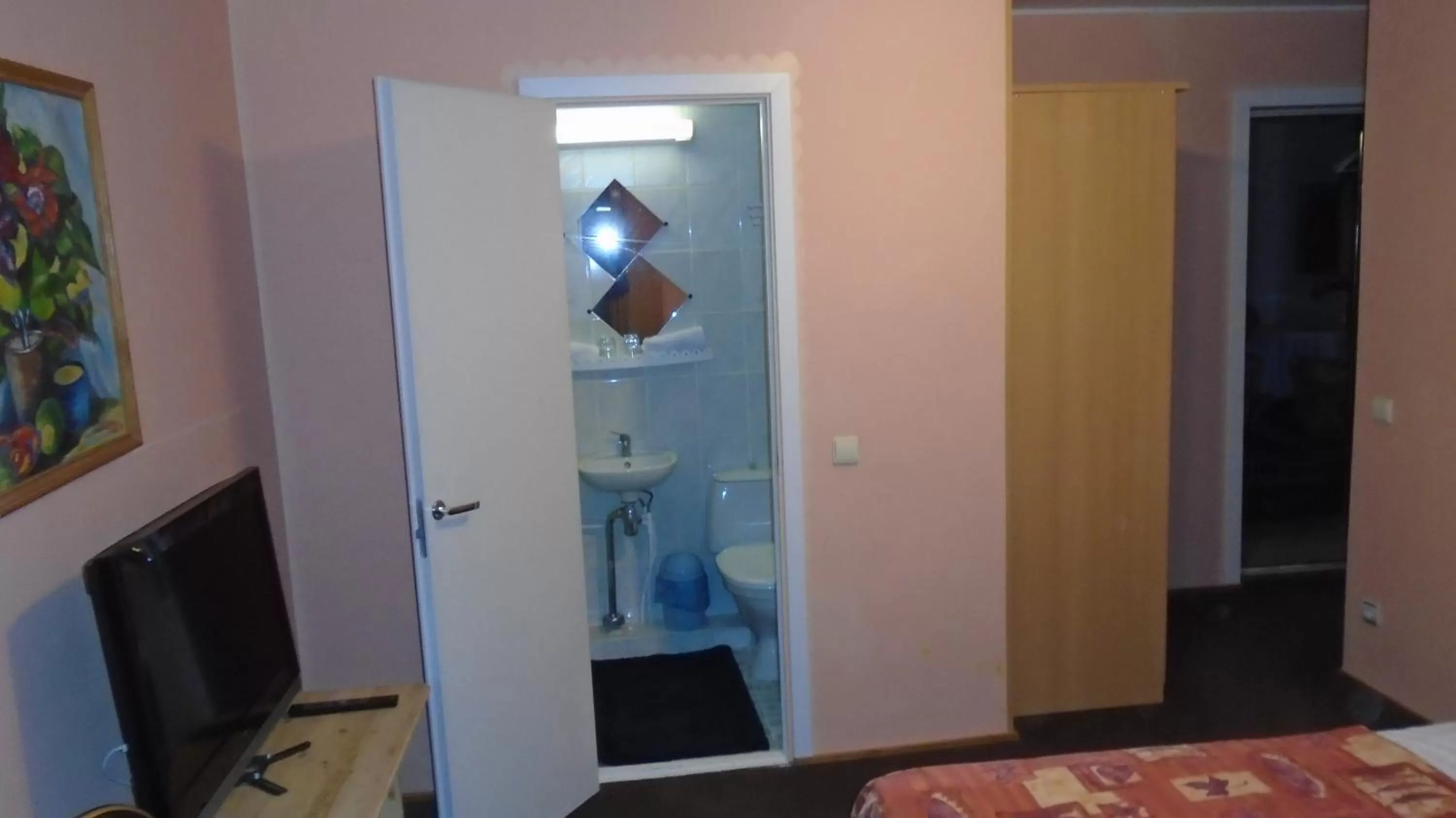 Communal lounge/ TV room, Bed in Hotel Getliin