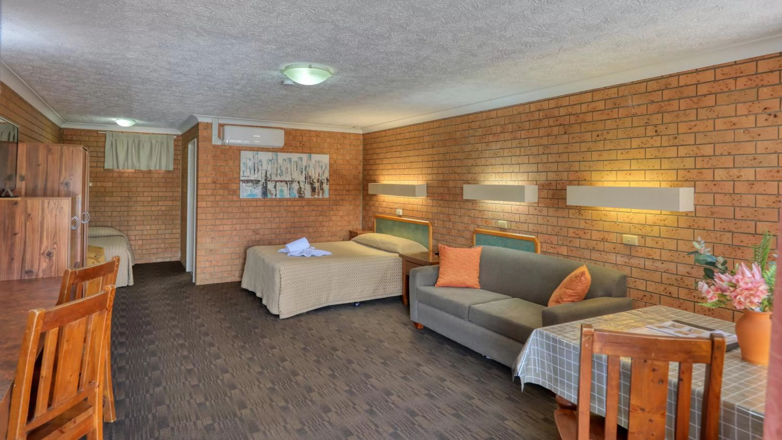 Bedroom, Bed in James Street Motor Inn