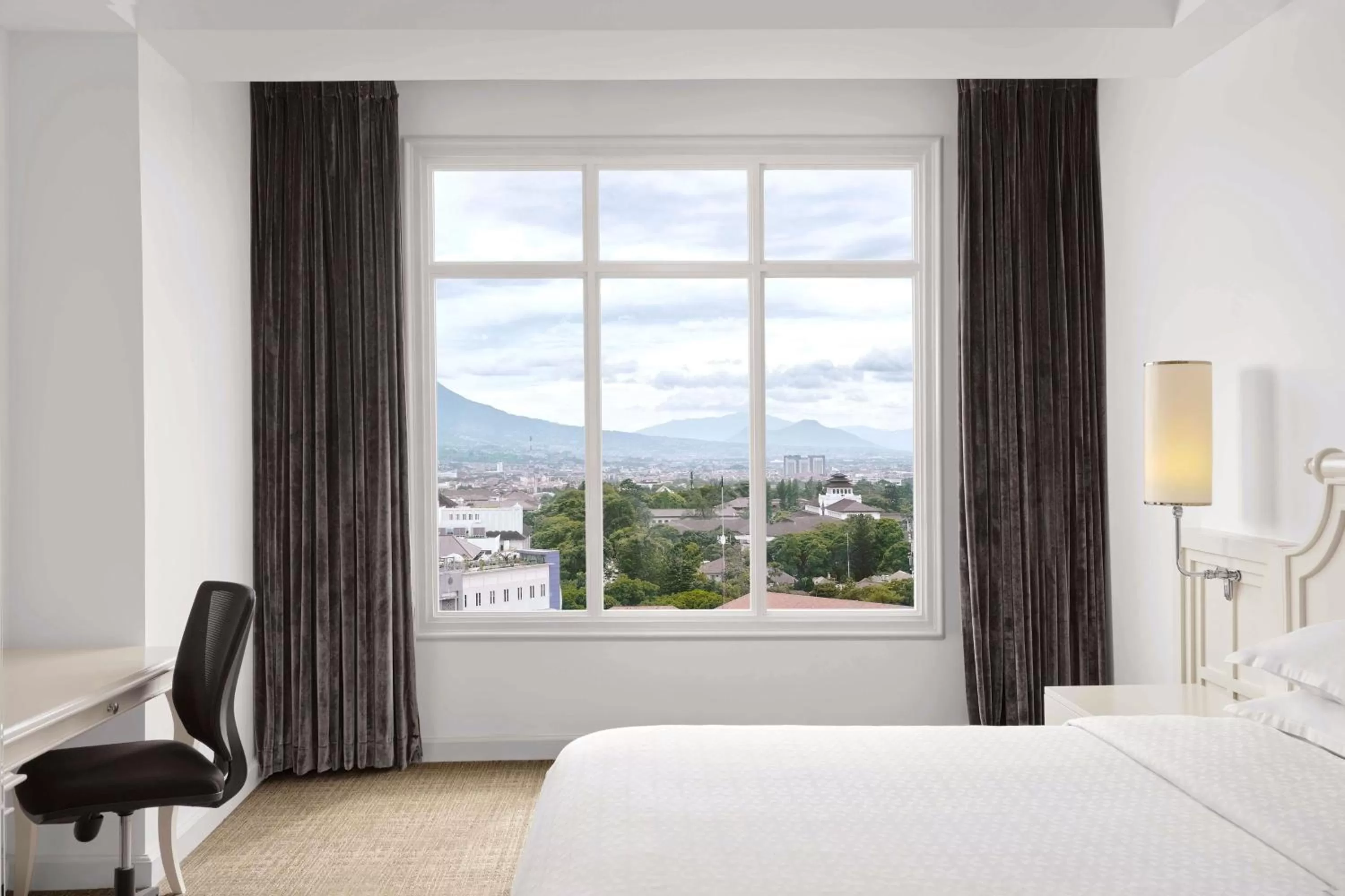 Photo of the whole room, Bed in Four Points by Sheraton Bandung