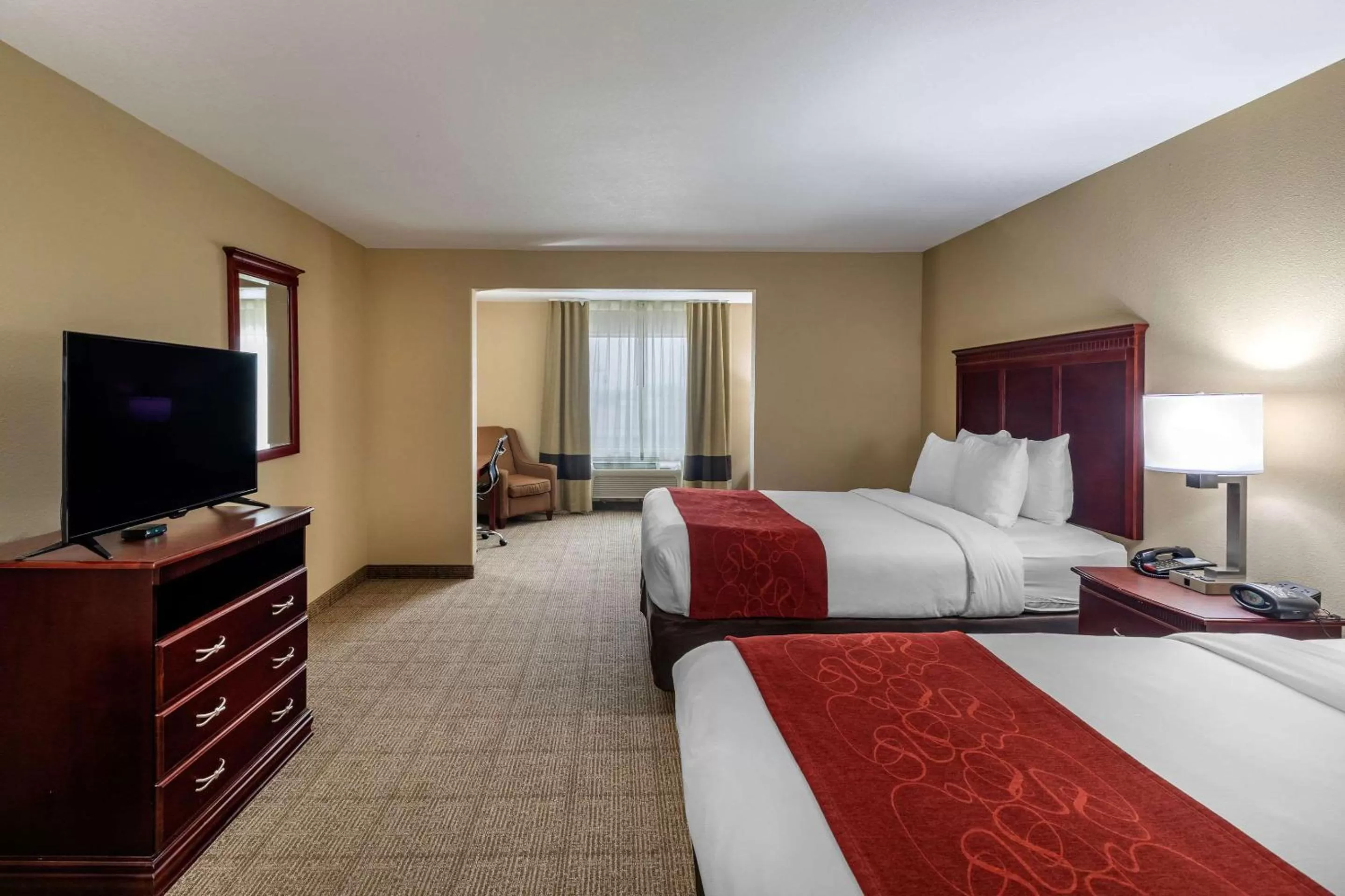 Photo of the whole room, Bed in Comfort Suites Ennis