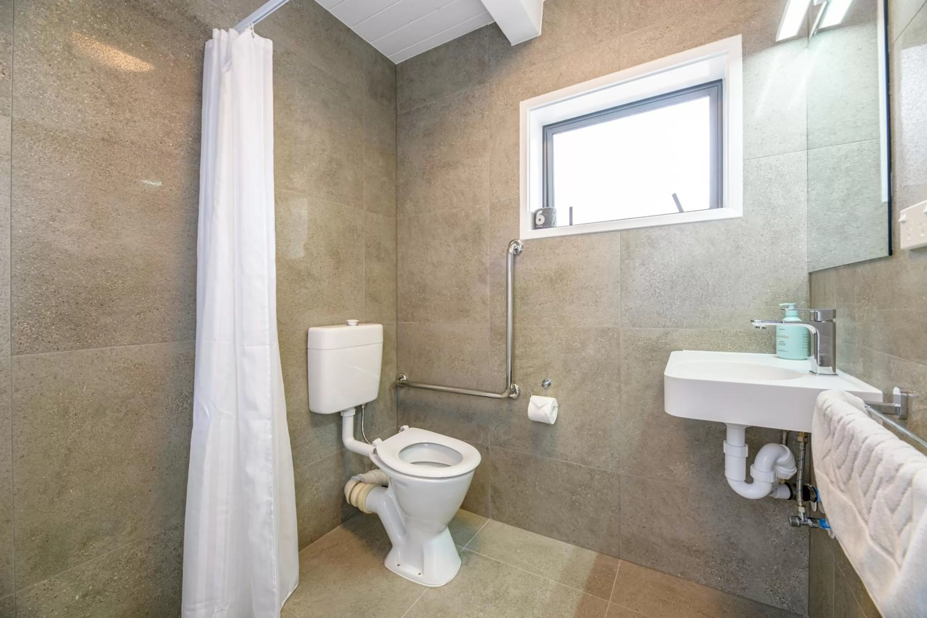 Bathroom in Takapuna International Motor Lodge