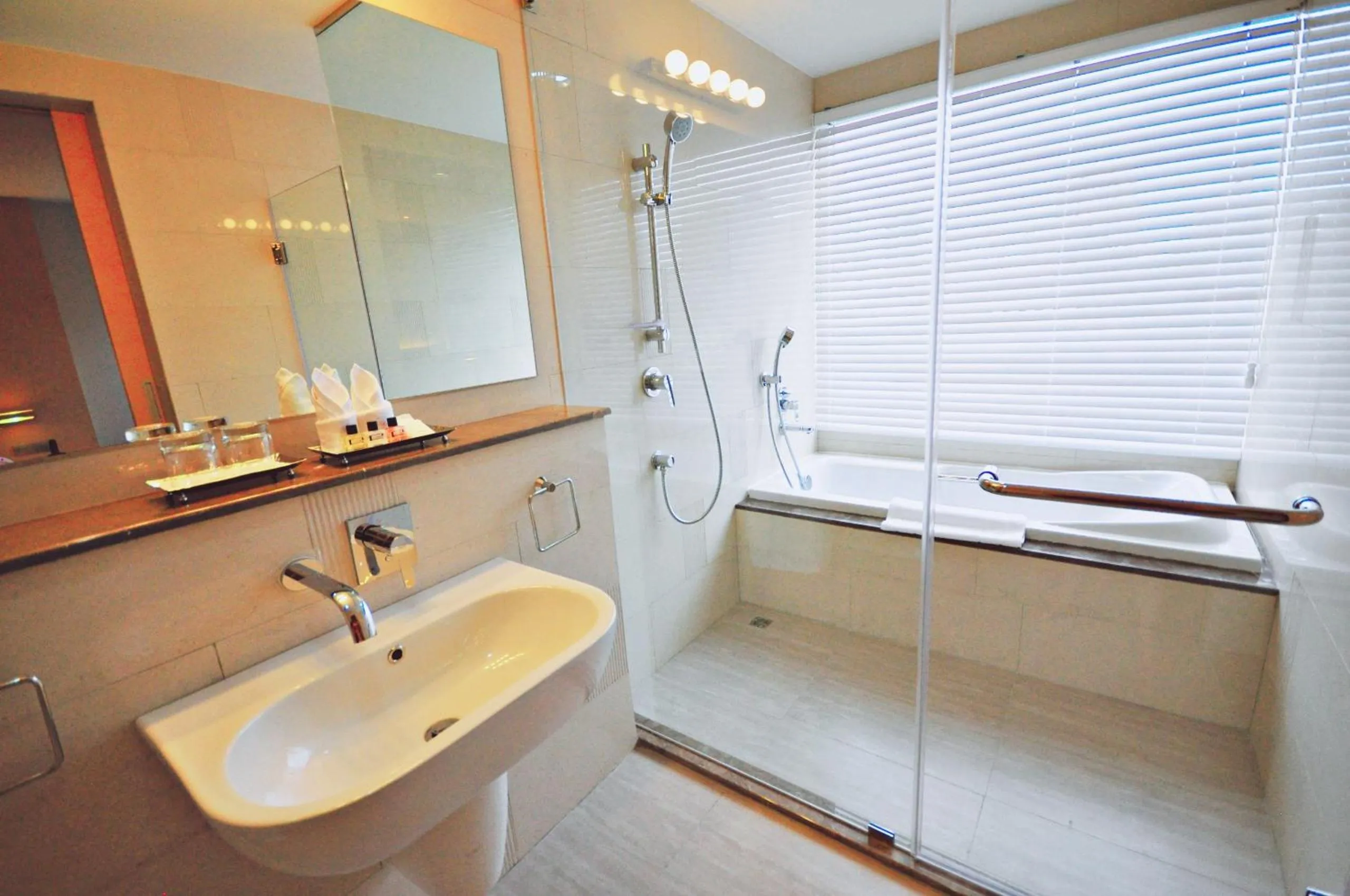 Shower in Parinda Hotel