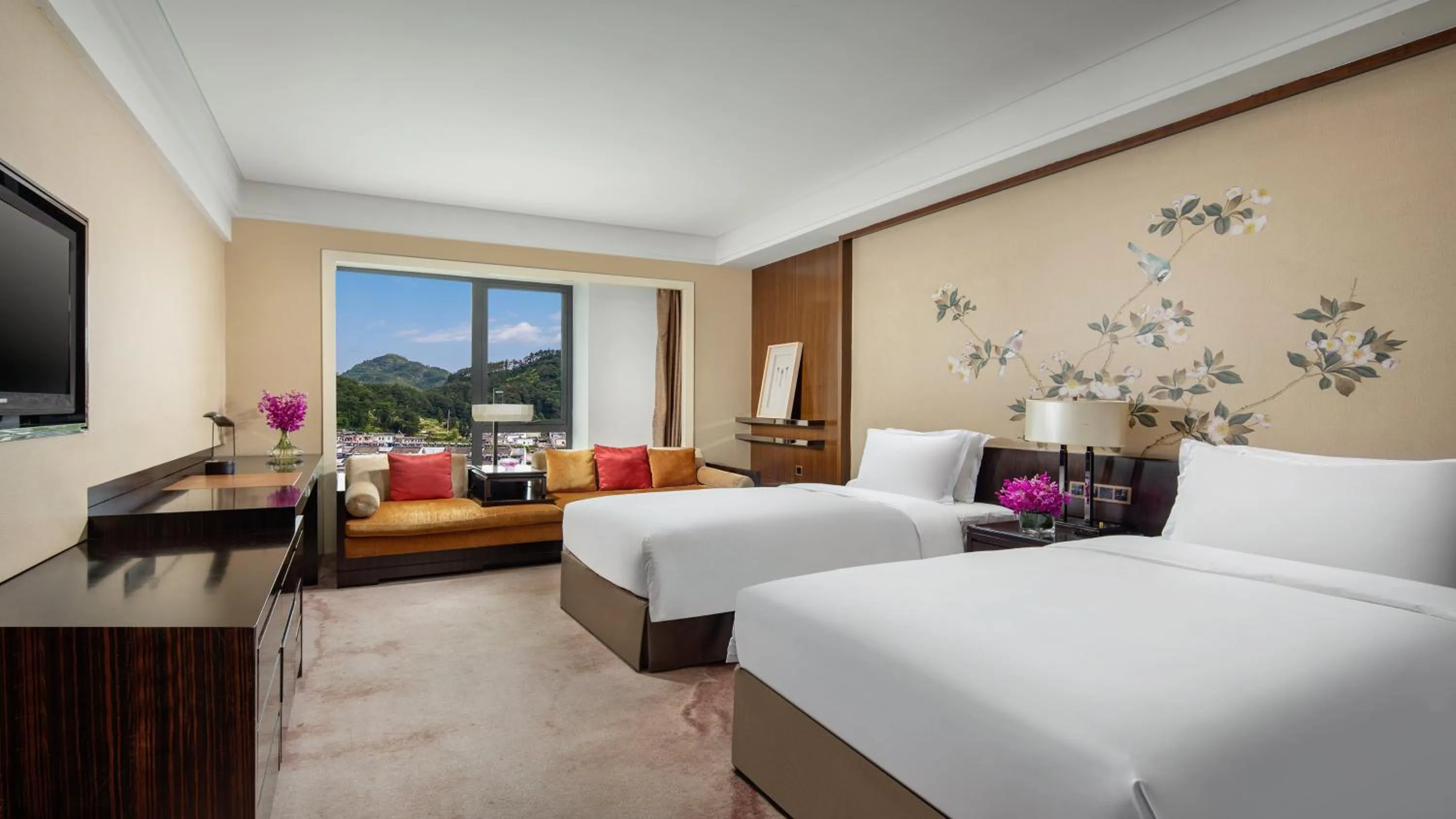 Photo of the whole room, Bed in Crowne Plaza Huangshan Yucheng by IHG