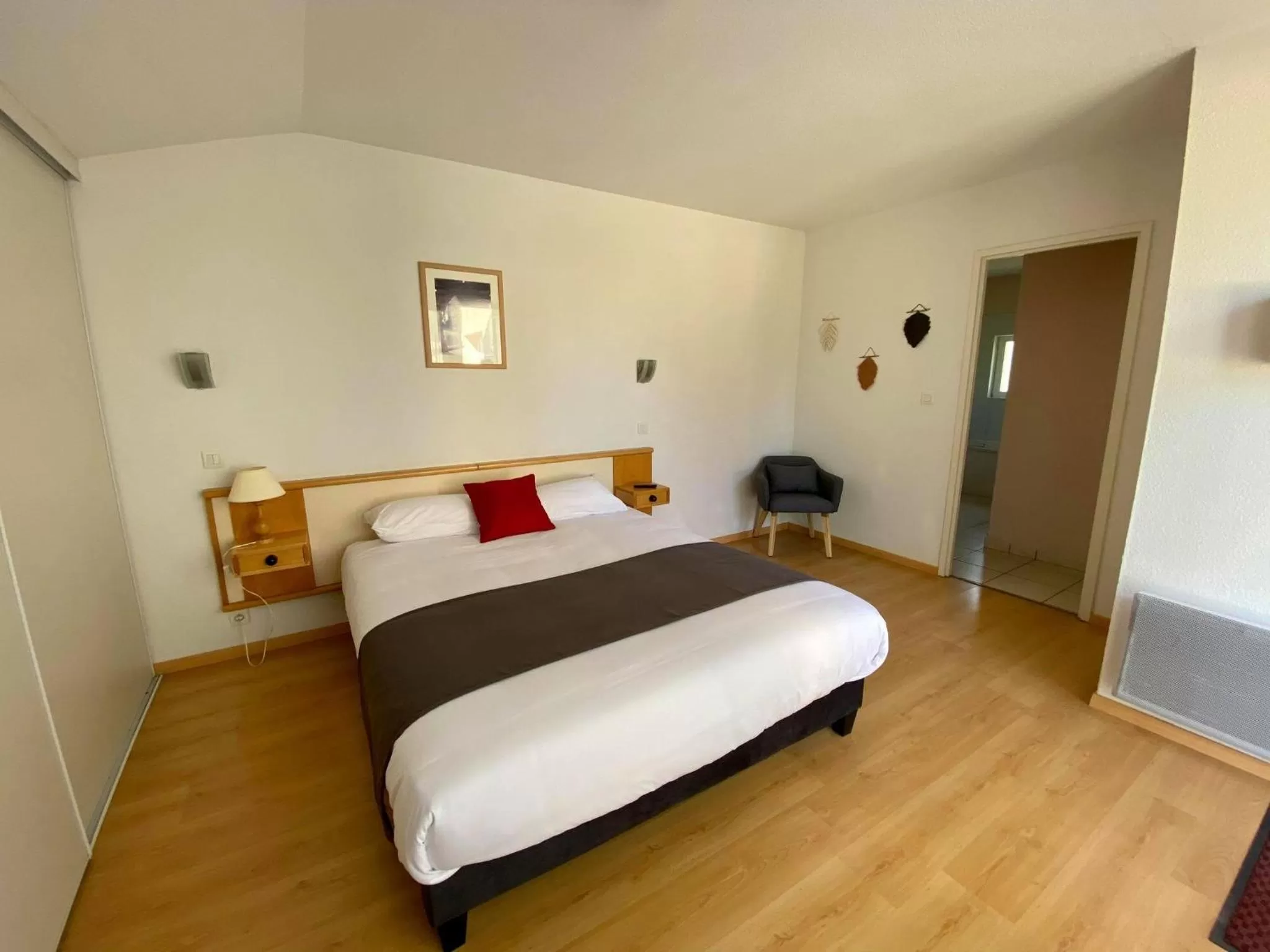 Photo of the whole room, Bed in Hotel Restaurant La Dame du Lac