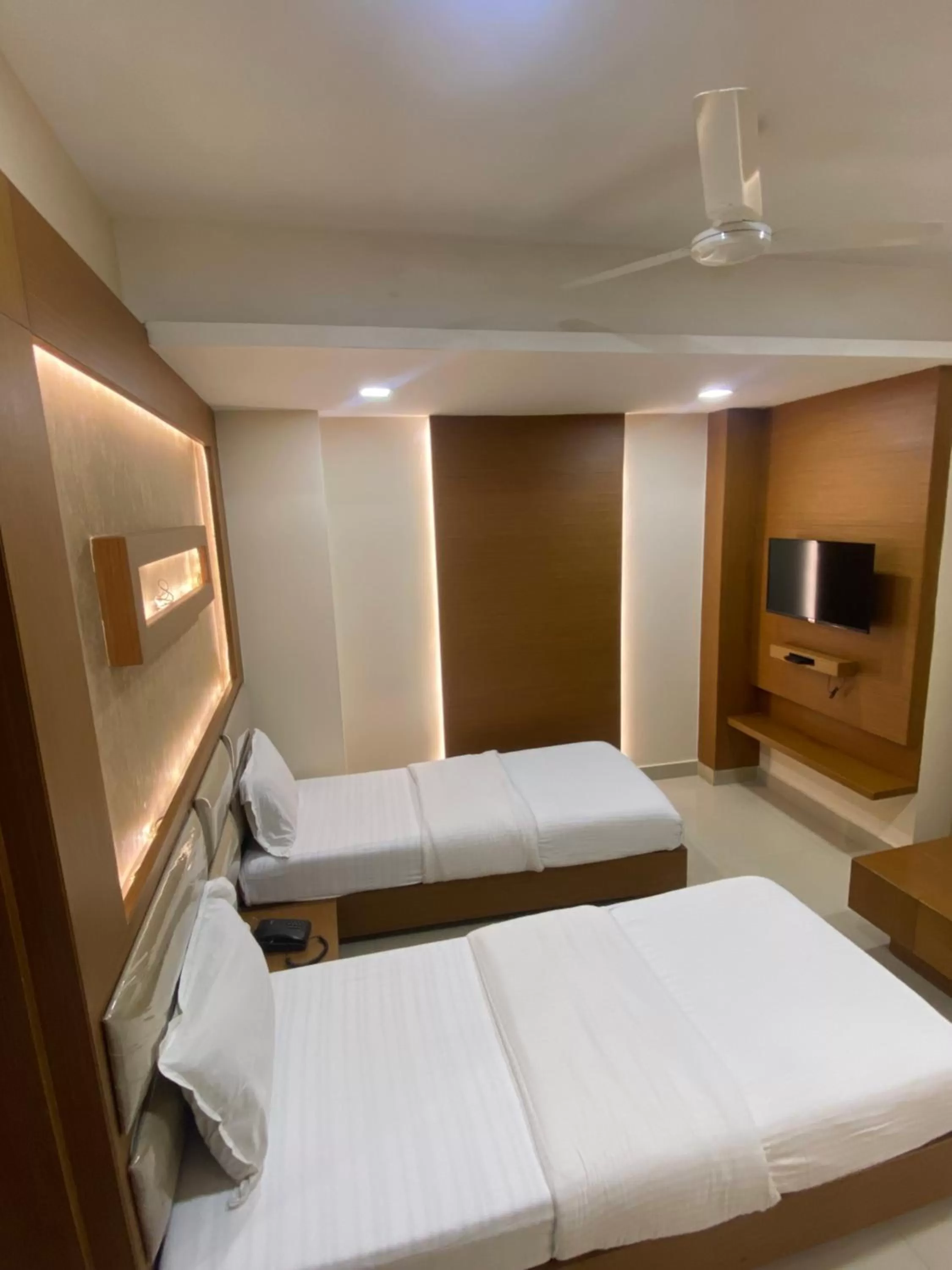 Bedroom, Bed in Greens Suite - Business Class Hotel - Opposite Ripon Building