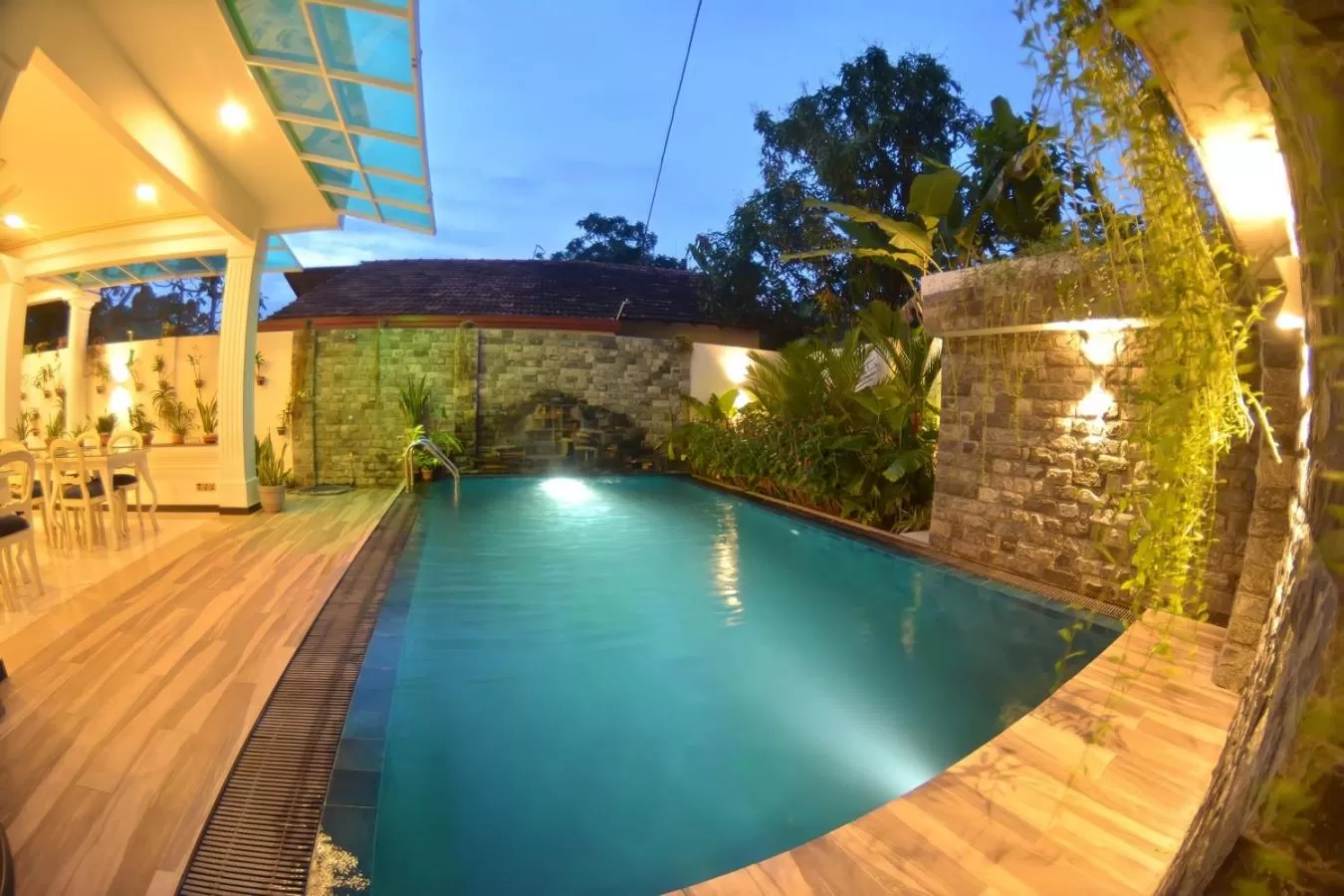 Swimming pool in Negombo New Queen's Palace