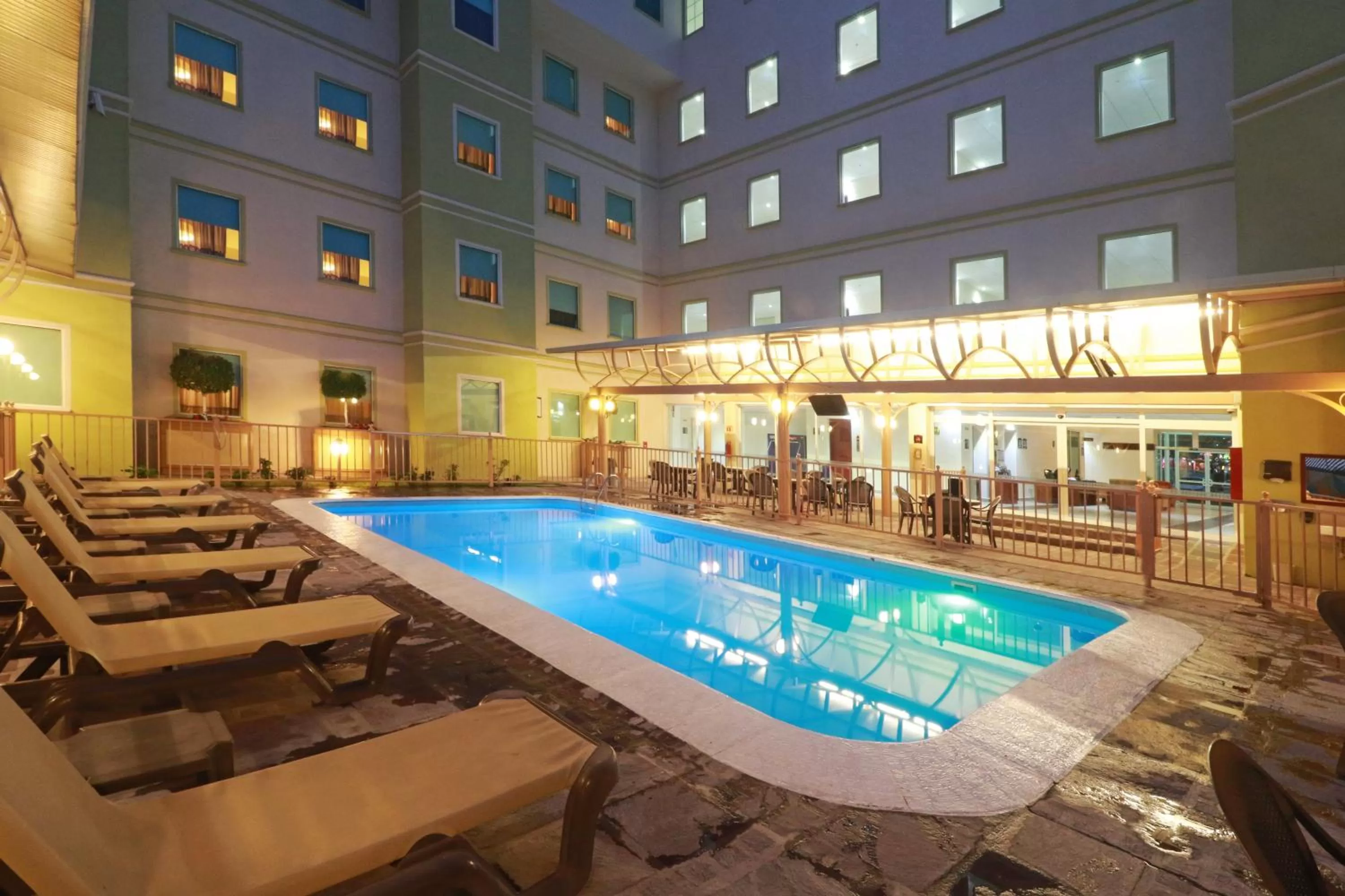 Swimming pool in Staybridge Suites Queretaro by IHG