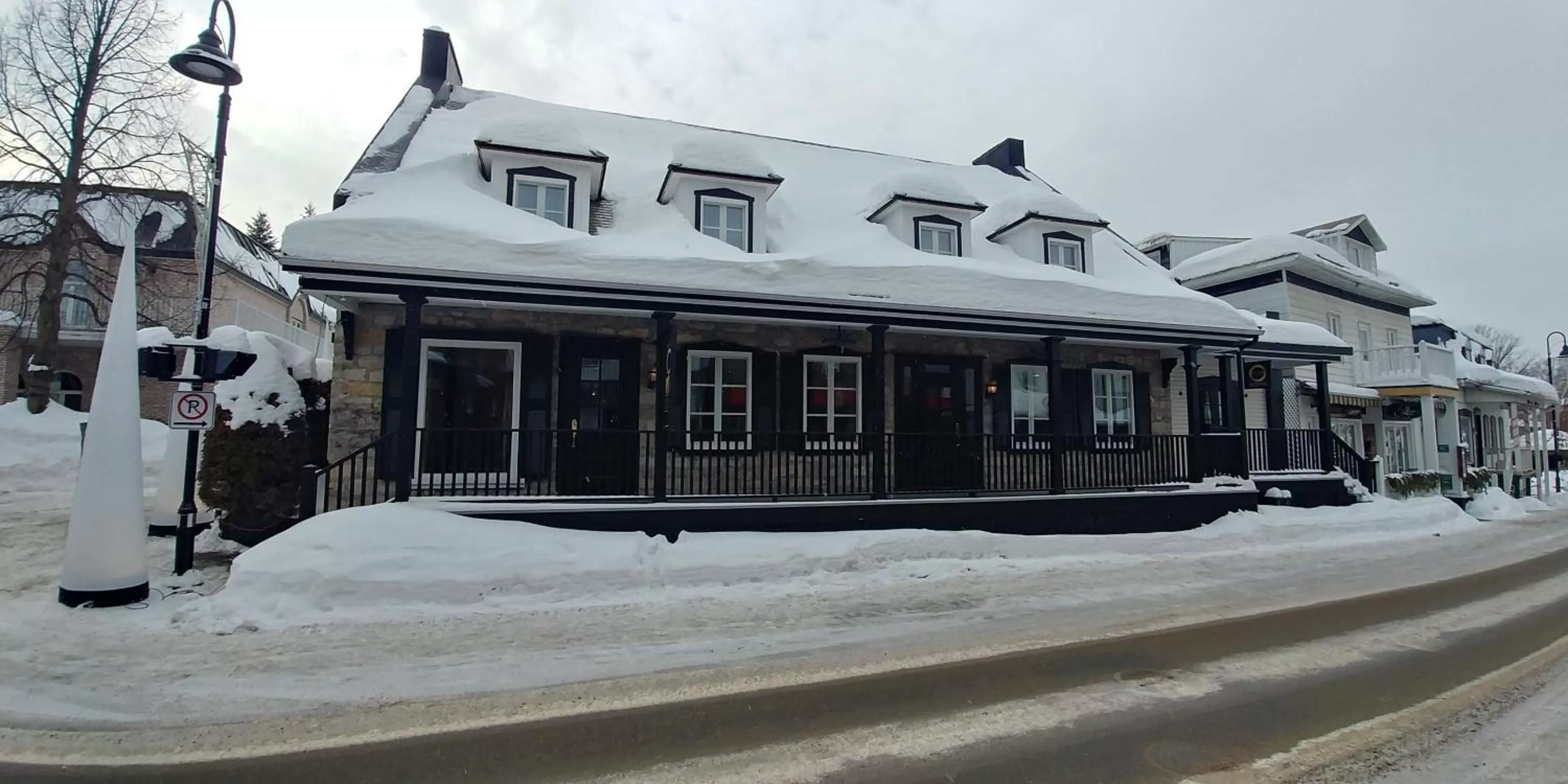 Property building, Winter in Maison Otis