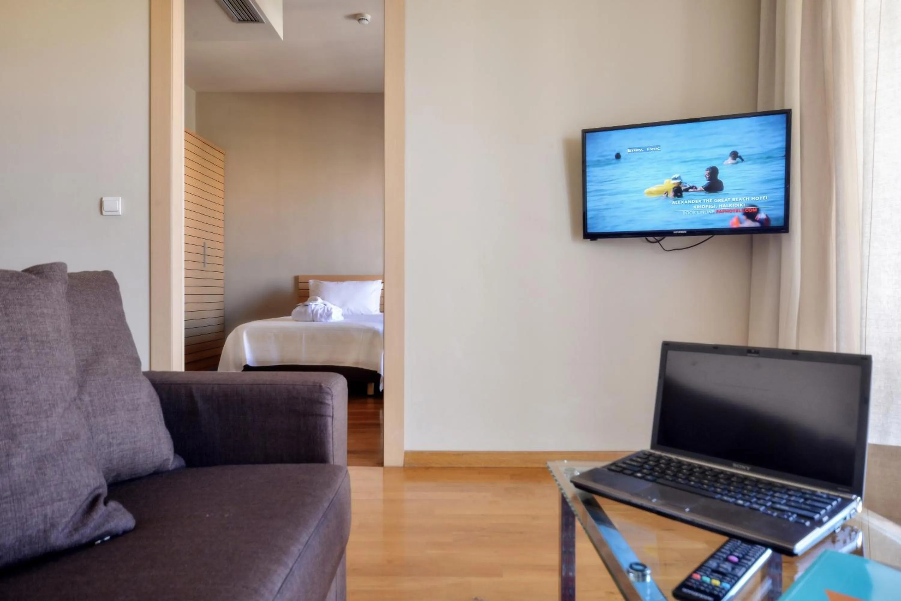 Living room, Bed in Astoria Hotel Thessaloniki