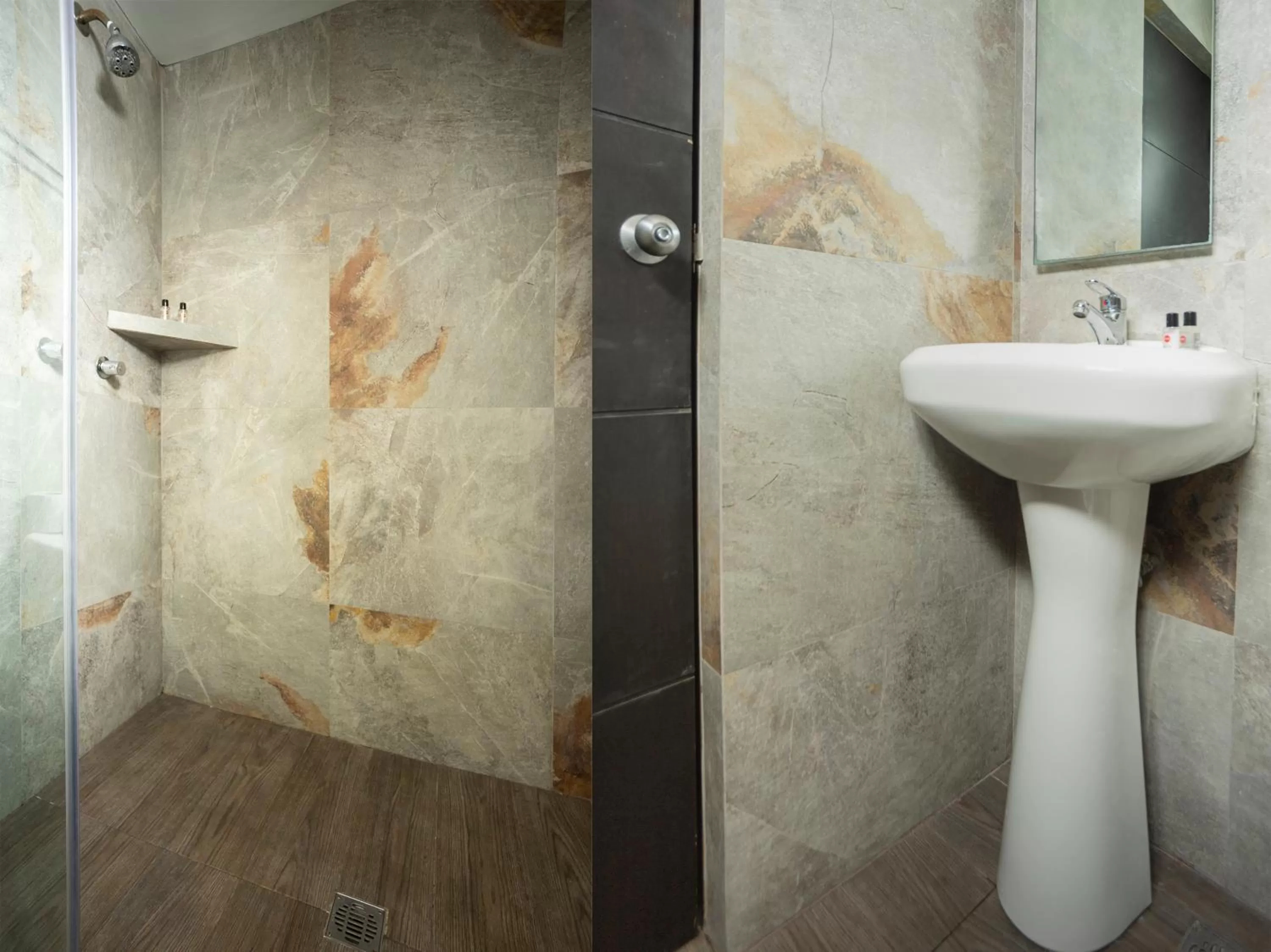 Bathroom in ADHOC Express