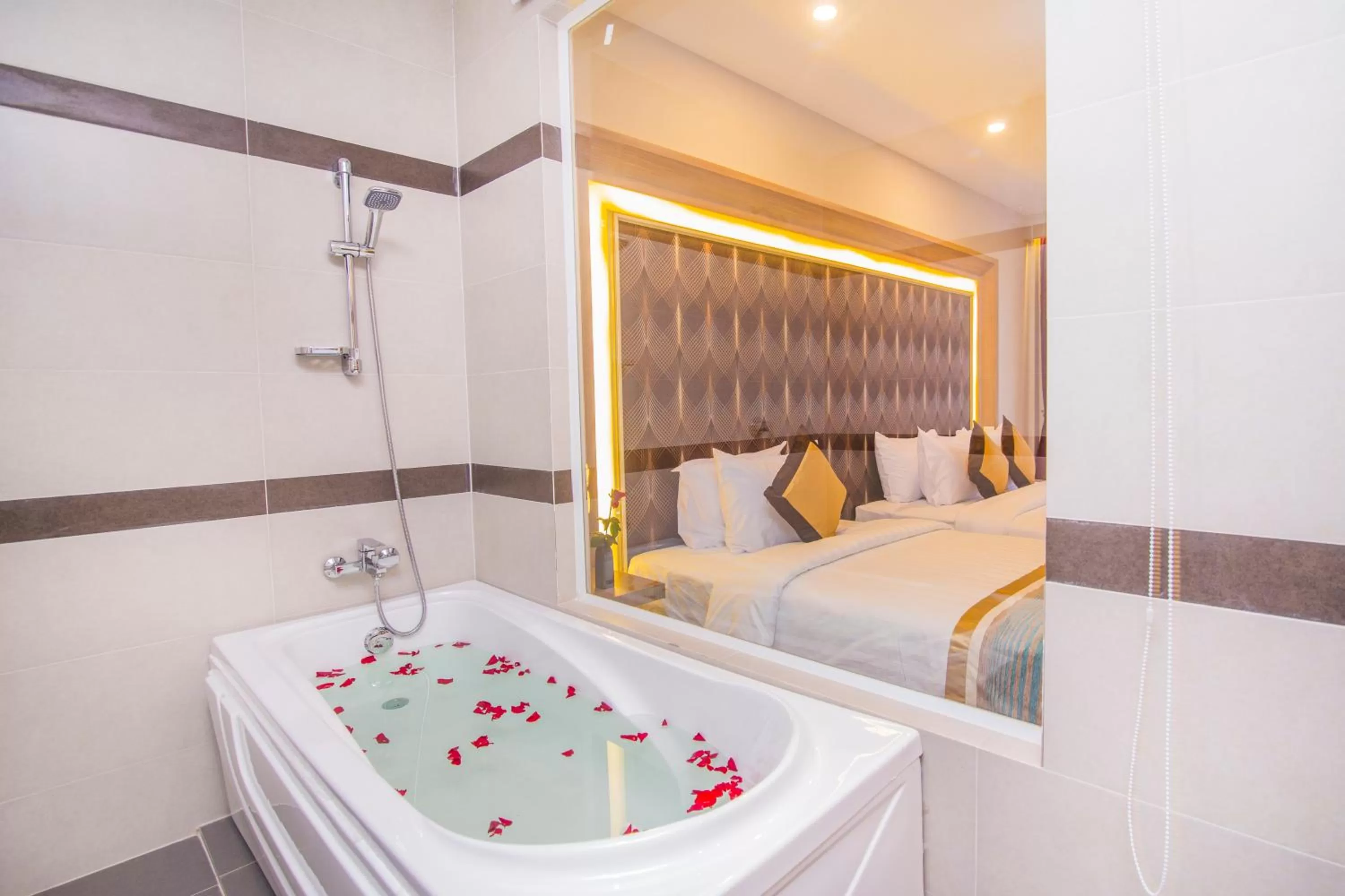 Bath, Bed in New York Hotel