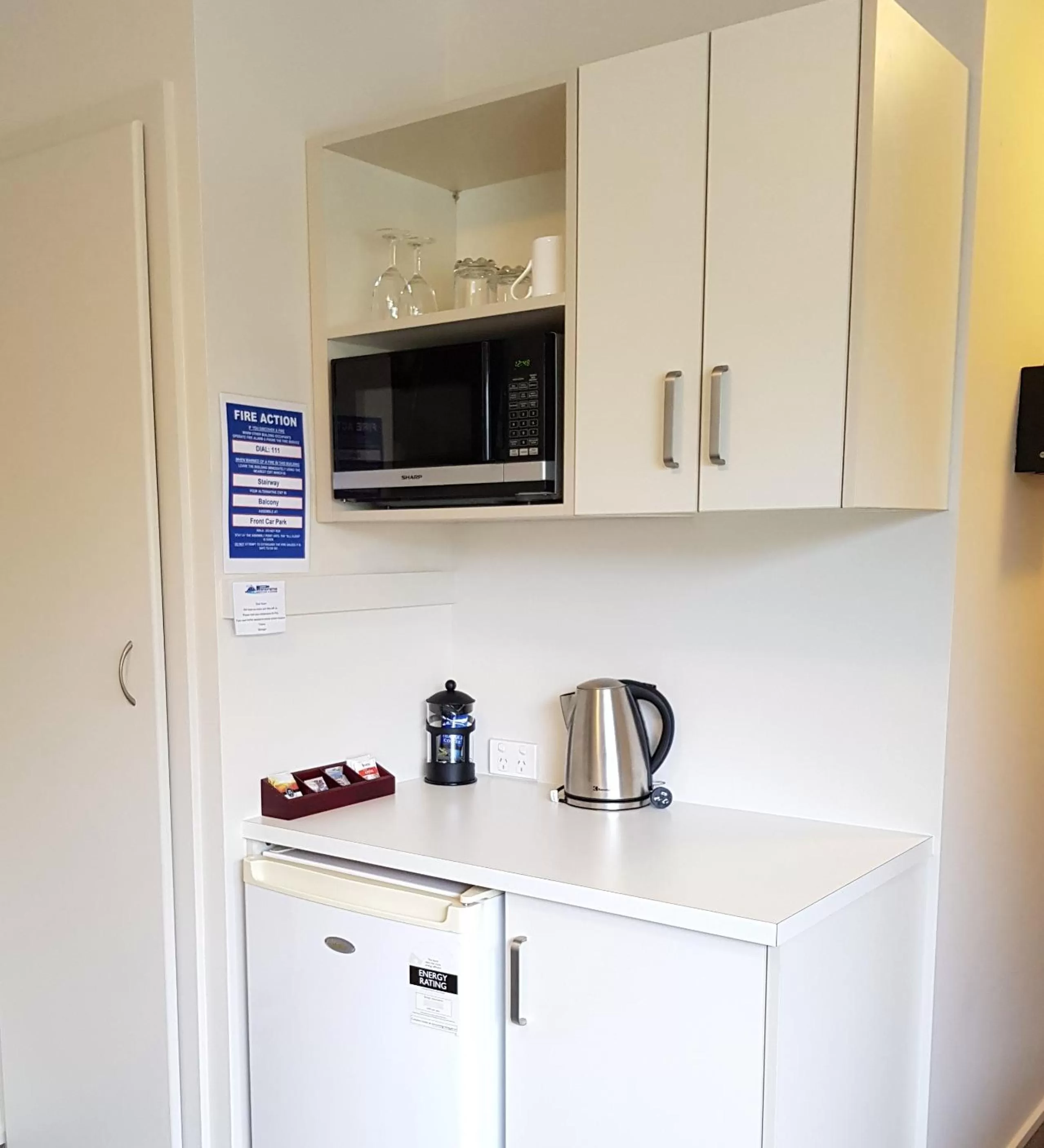 Kitchen/Kitchenette in Panorama Motor Lodge