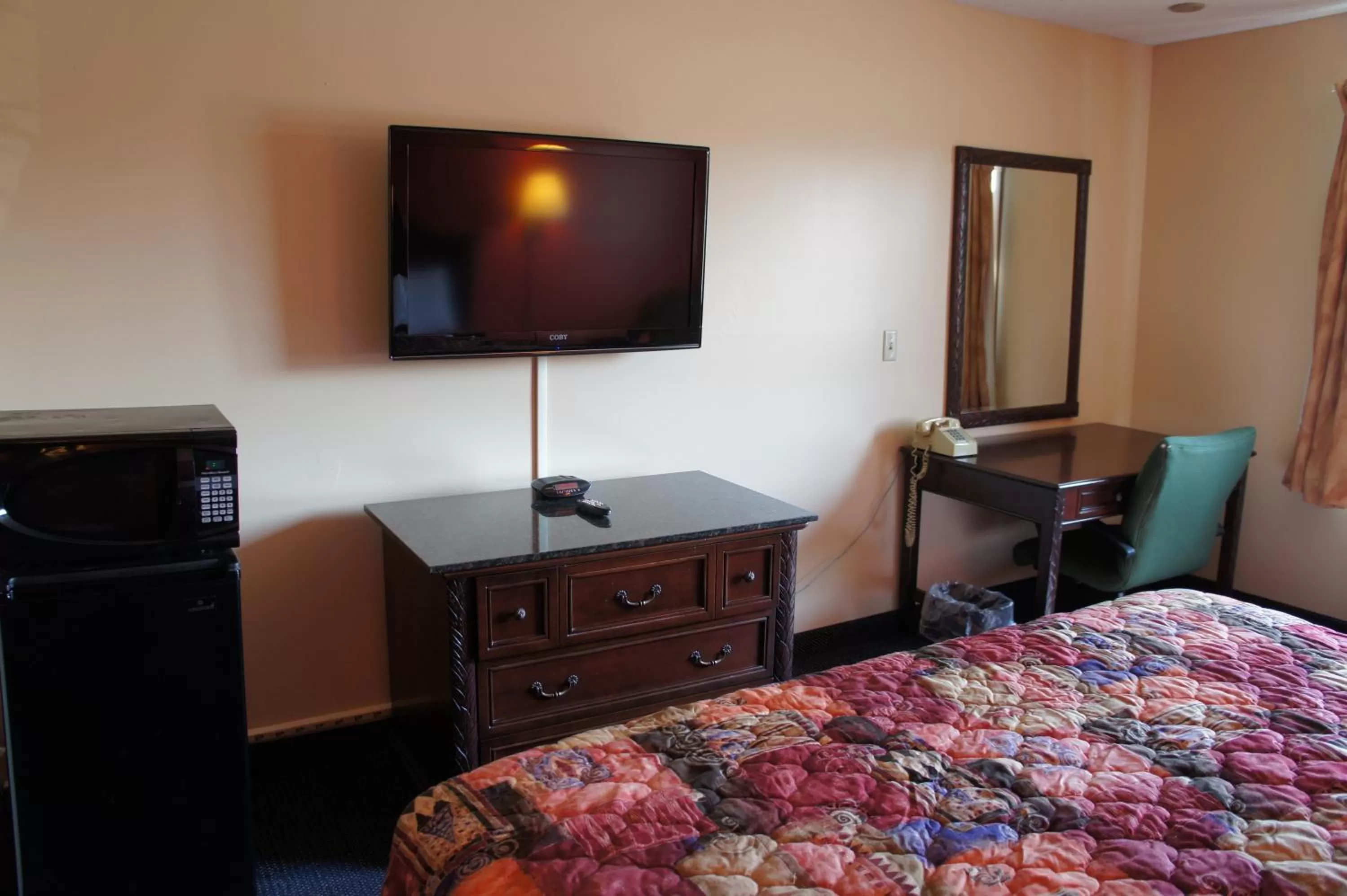 Decorative detail, Bed in Coratel Inn and Suites Maple Grove