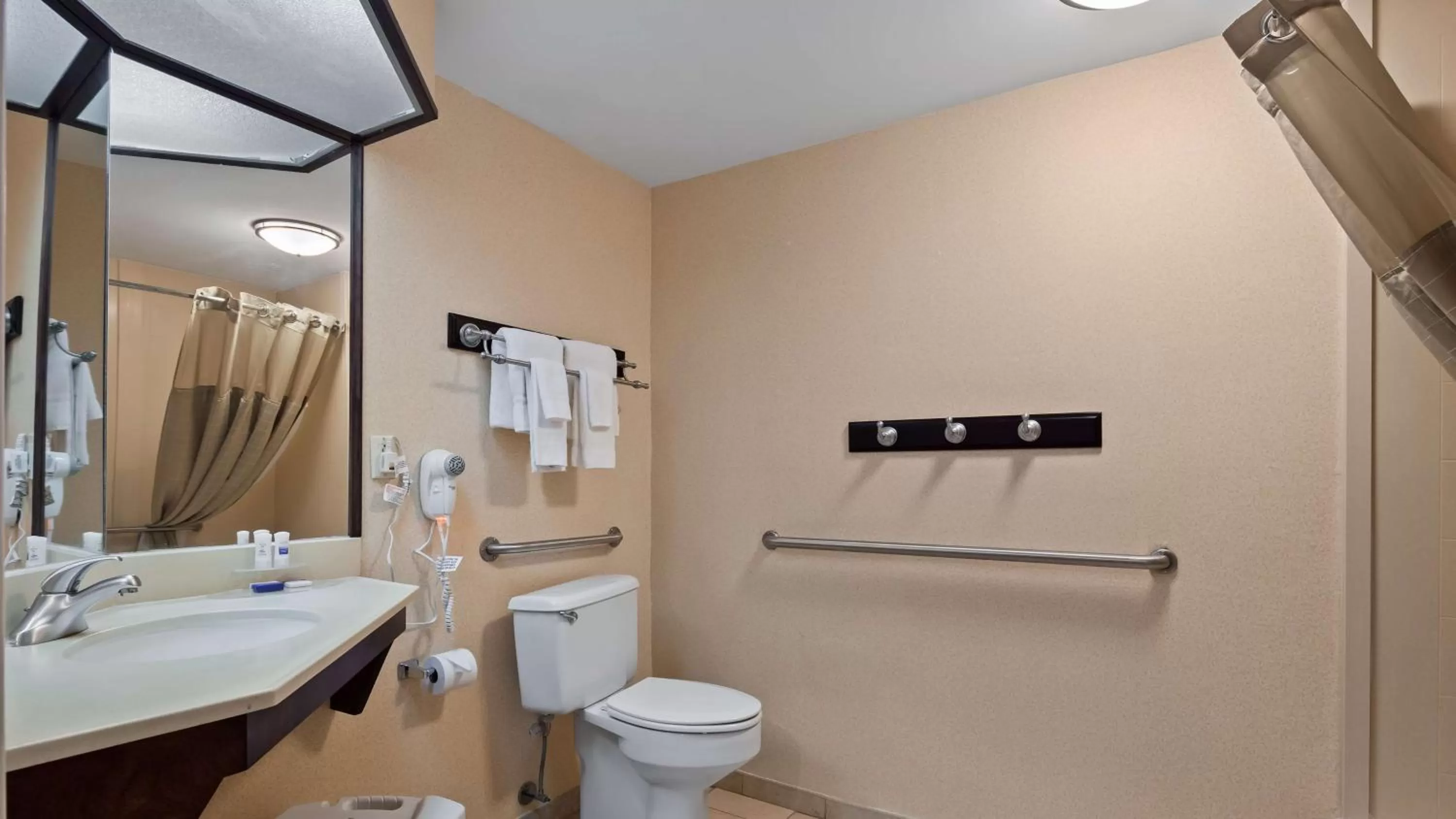 Queen Room with Bath Tub - Disability Access/Non-Smoking in Baymont By Wyndham Monroe Ohio