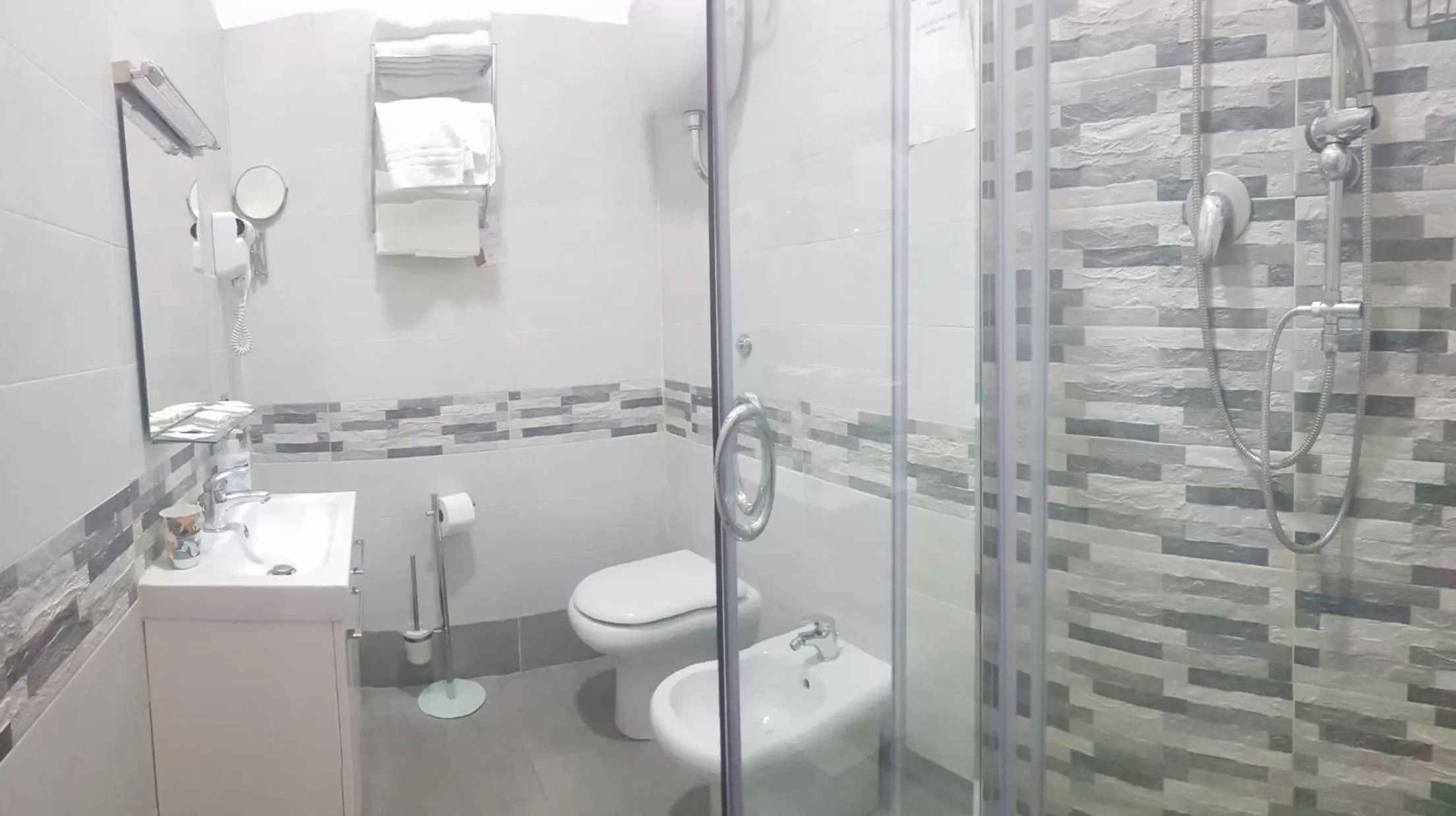 Shower in B&B Donn'anna