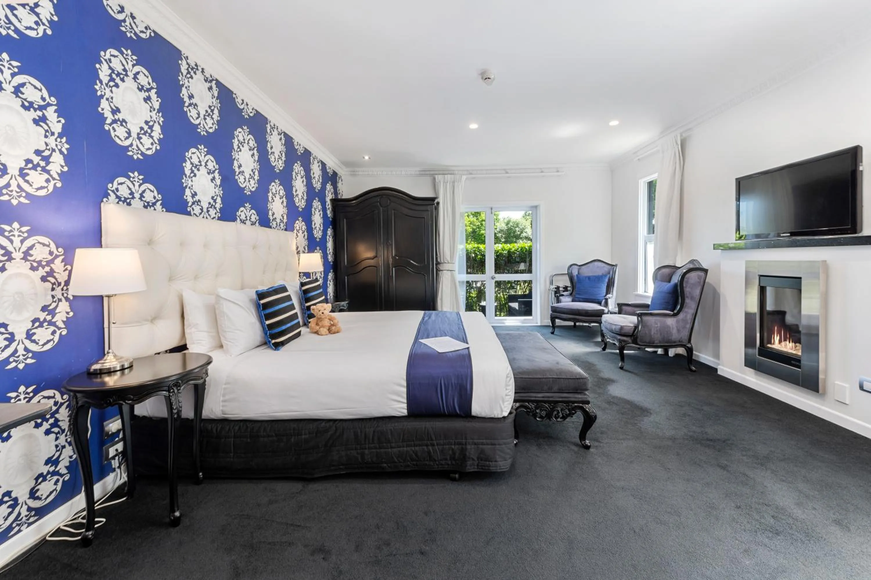 Photo of the whole room, Bed in Black Swan Lakeside Boutique Hotel