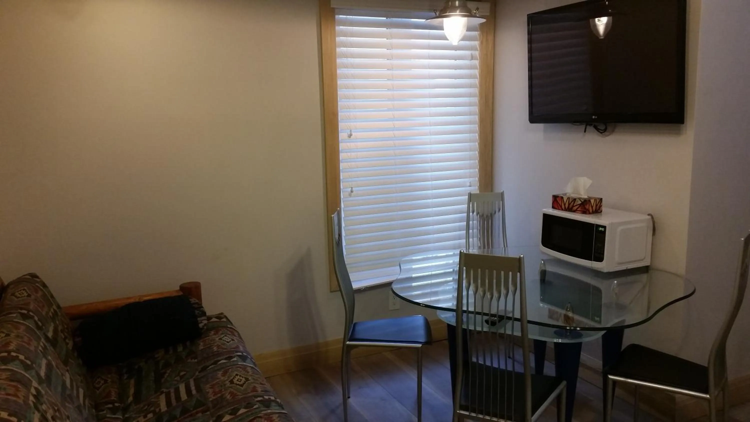 Bedroom in Dragon Gate Inn