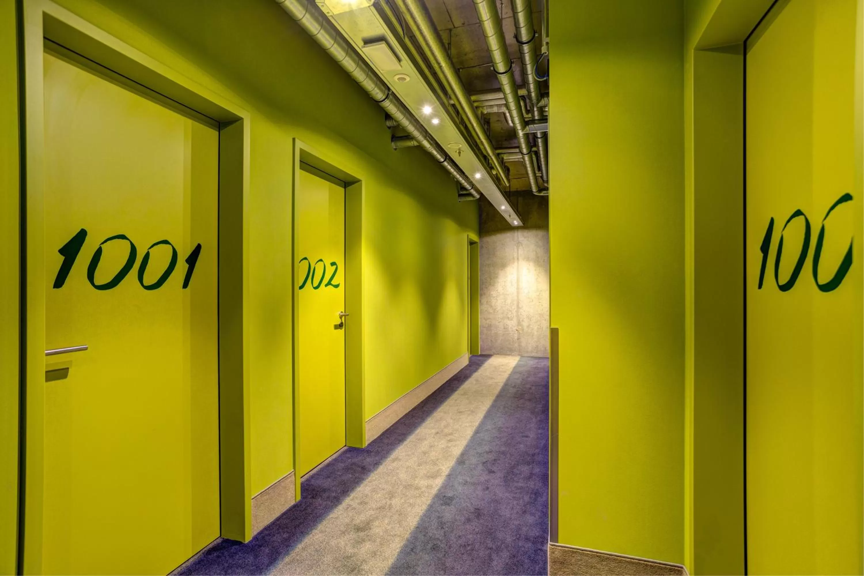 Decorative detail in MEININGER Hotel Berlin East Side Gallery