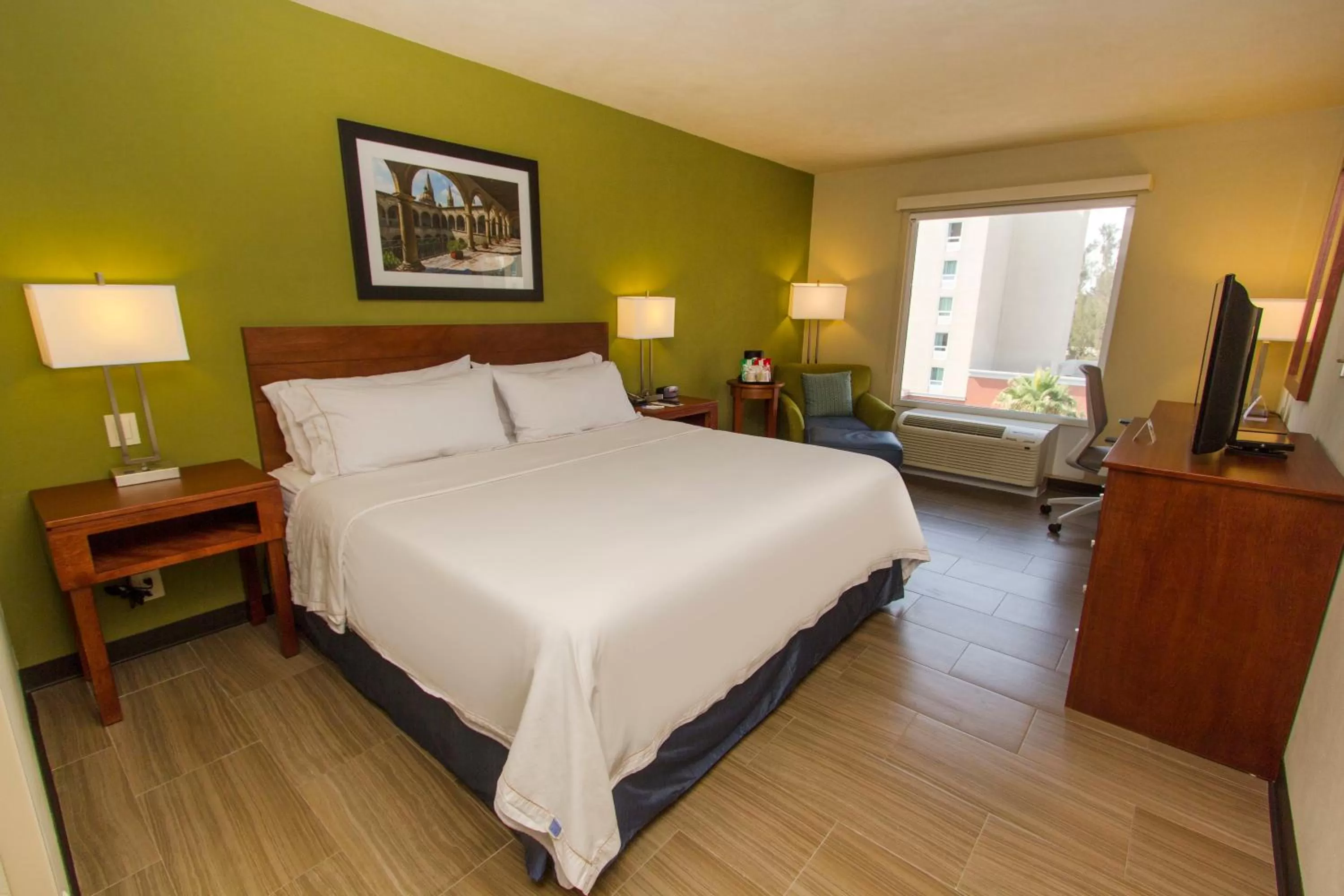 Photo of the whole room, Bed in Holiday Inn Express Guadalajara Aeropuerto by IHG