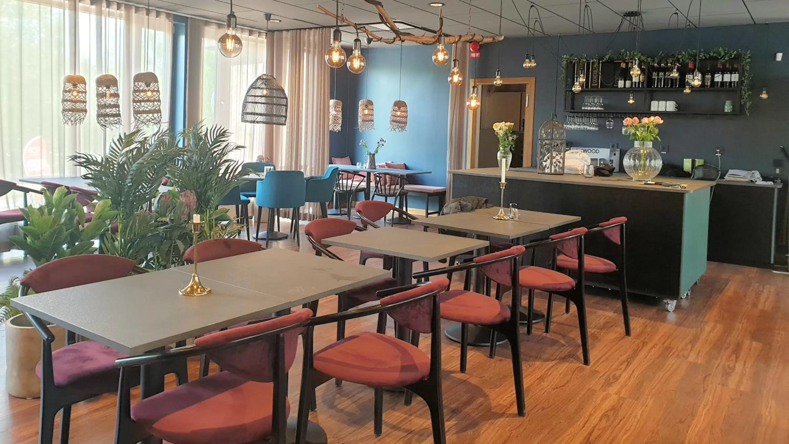 Restaurant/places to eat in Treetop Spa Hangout & Hotel