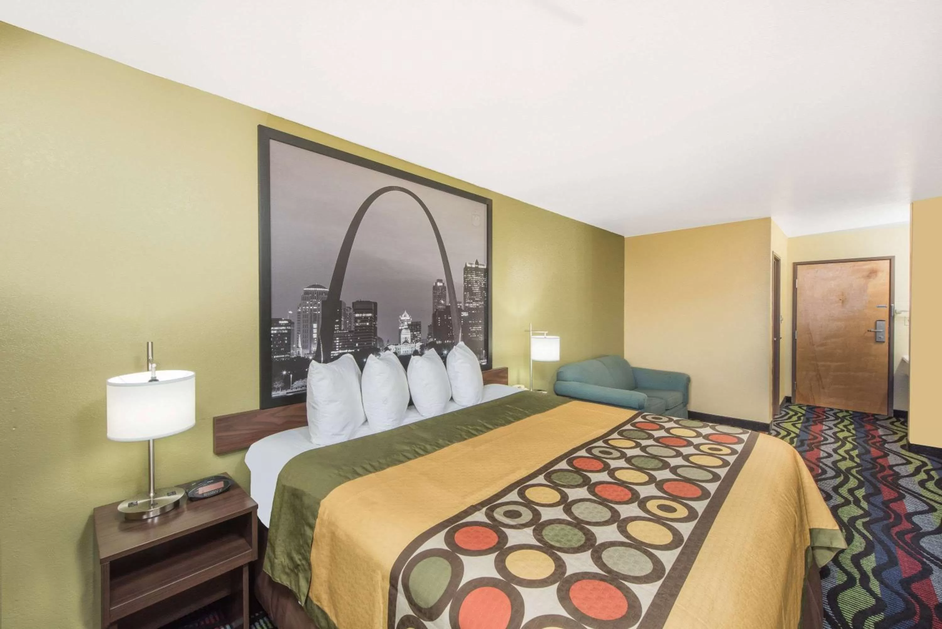 On site, Bed in Super 8 by Wyndham Farmington