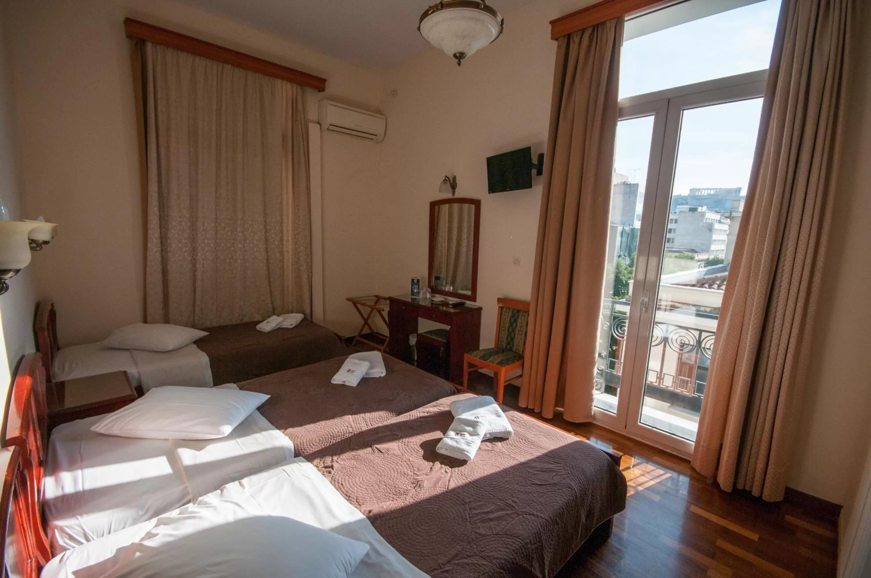 Photo of the whole room, Bed in Cecil Hotel