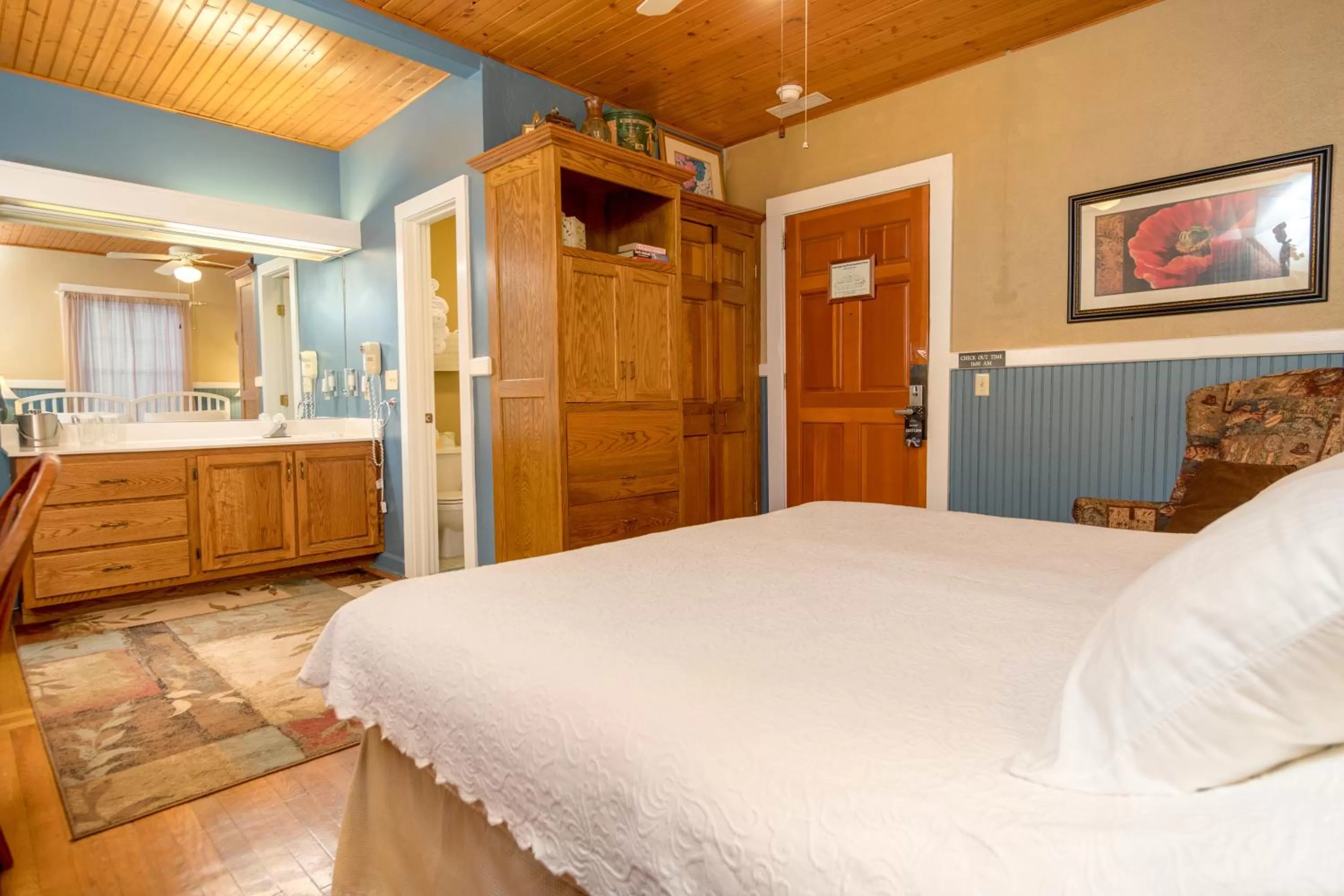 Photo of the whole room, Bed in Highland Lake Inn & Resort - Flat Rock