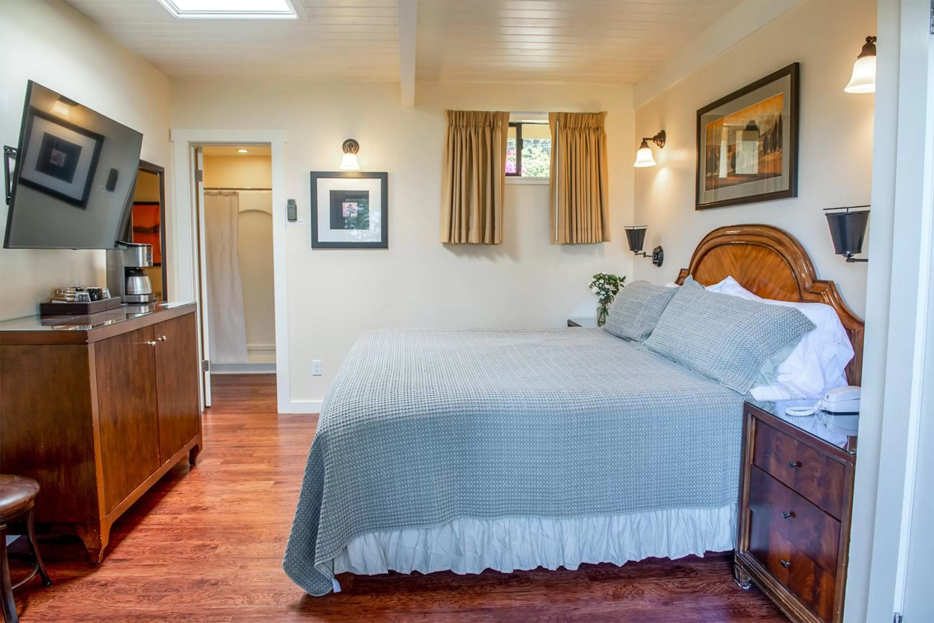 Bed in Inn at Buckhorn Cove