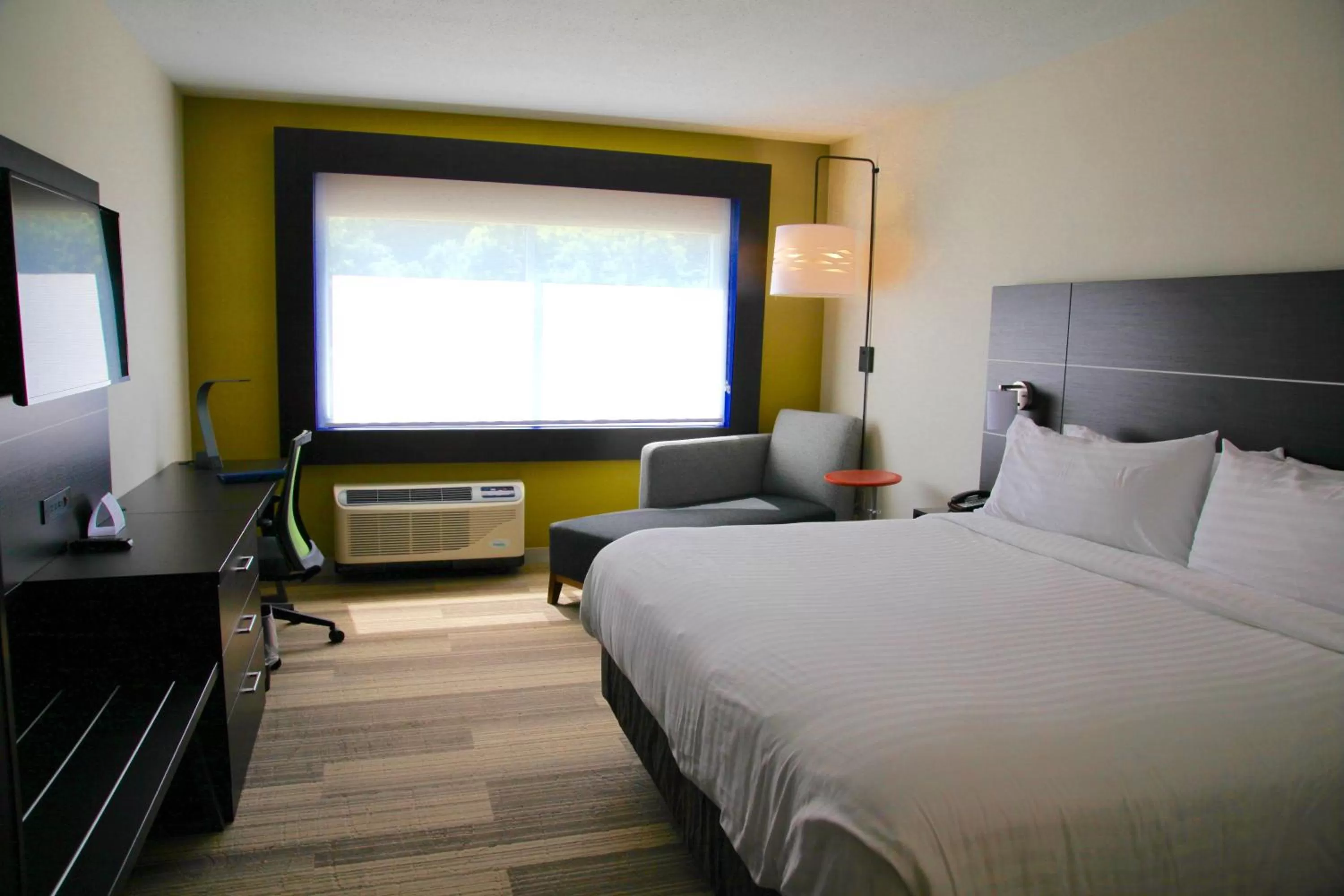Photo of the whole room, Bed in Holiday Inn Express & Suites Oswego by IHG