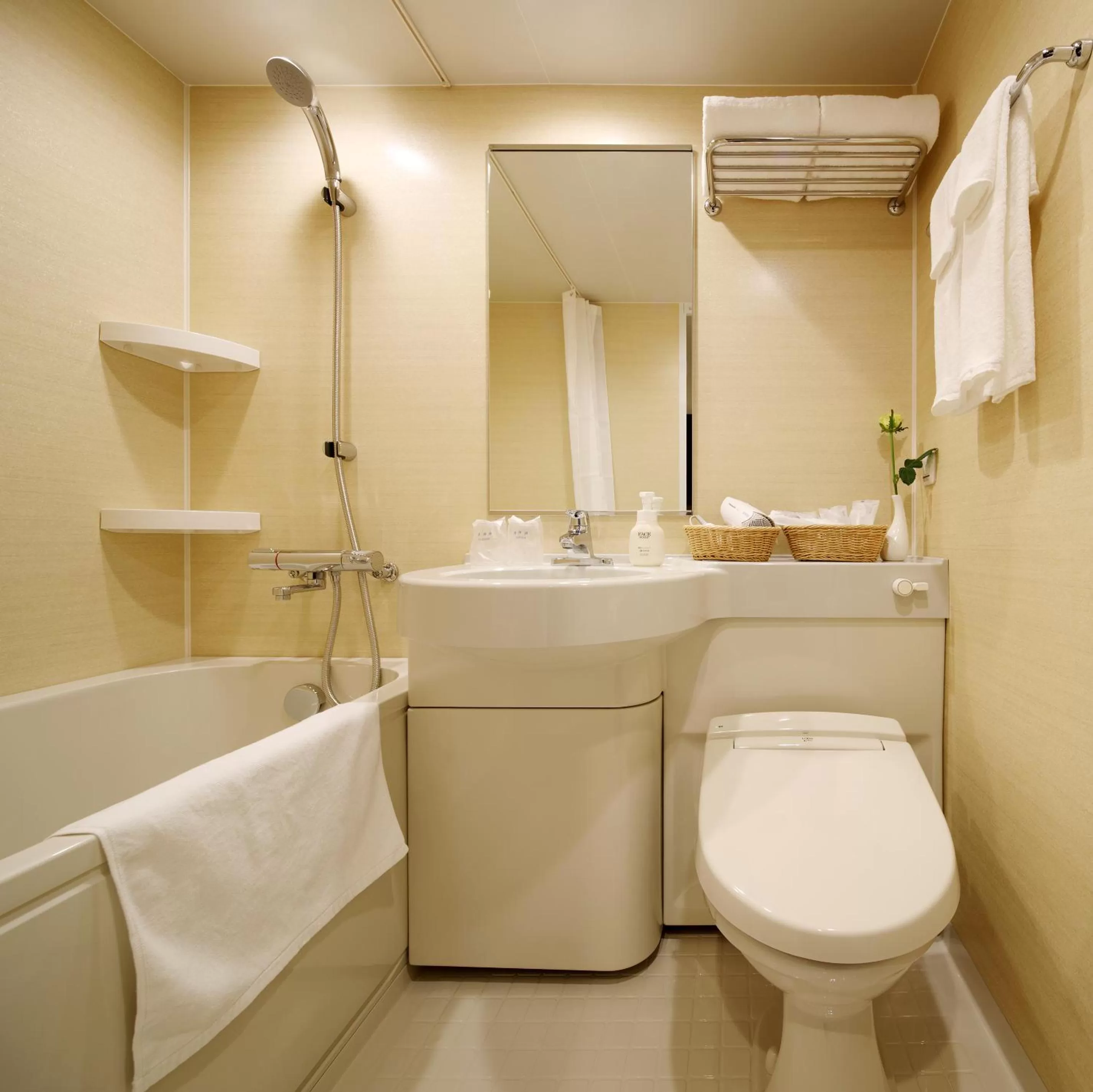 Toilet in Red Roof Inn & Suites Osaka Namba Nipponbashi