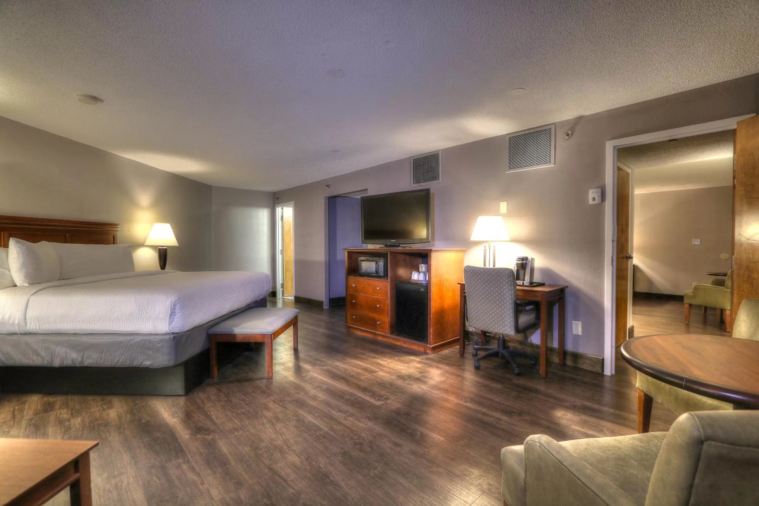 Bedroom, Bed in The Ramsey Hotel and Convention Center