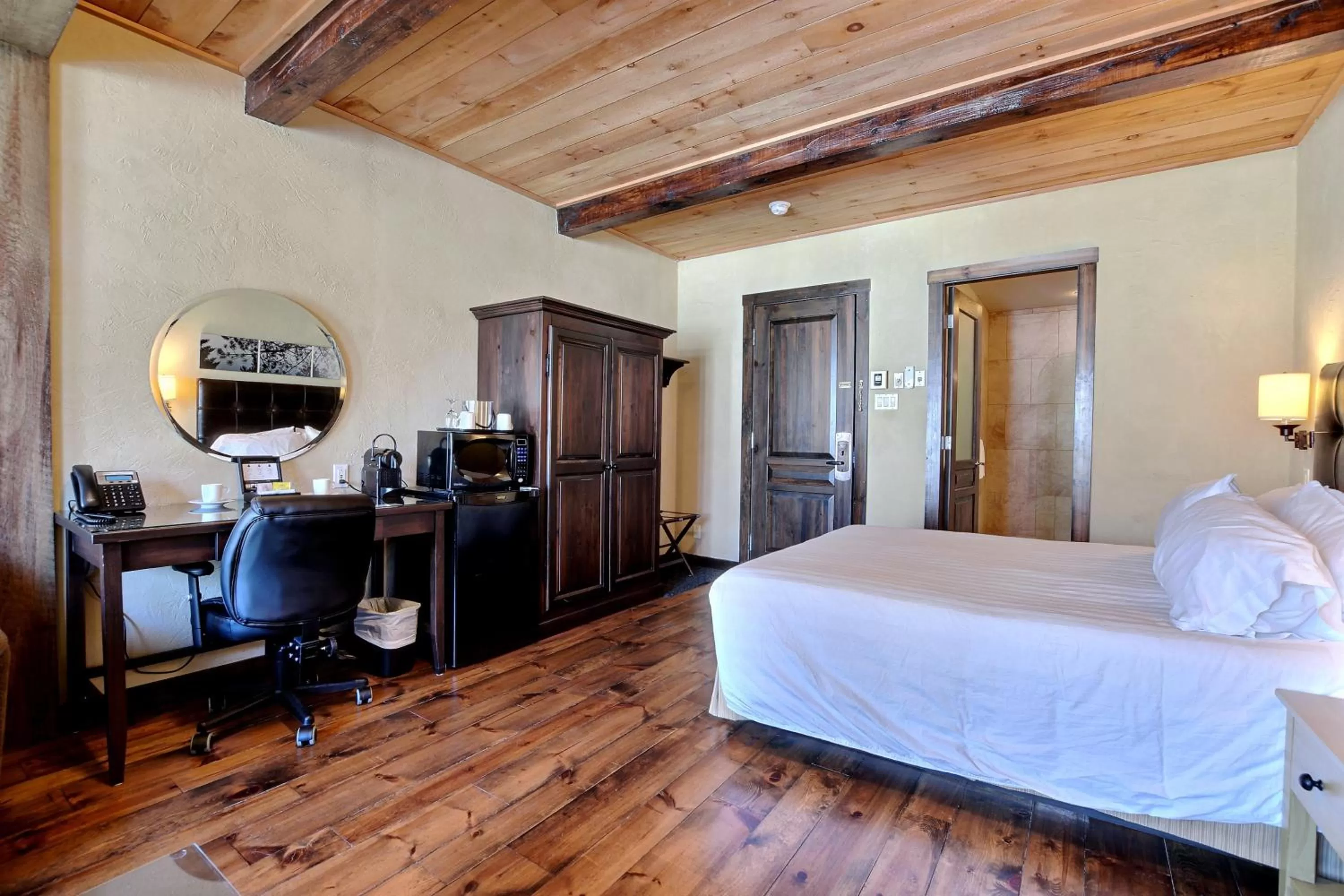 Bed in Les Condos Du Lac Taureau- Rooms & Condos