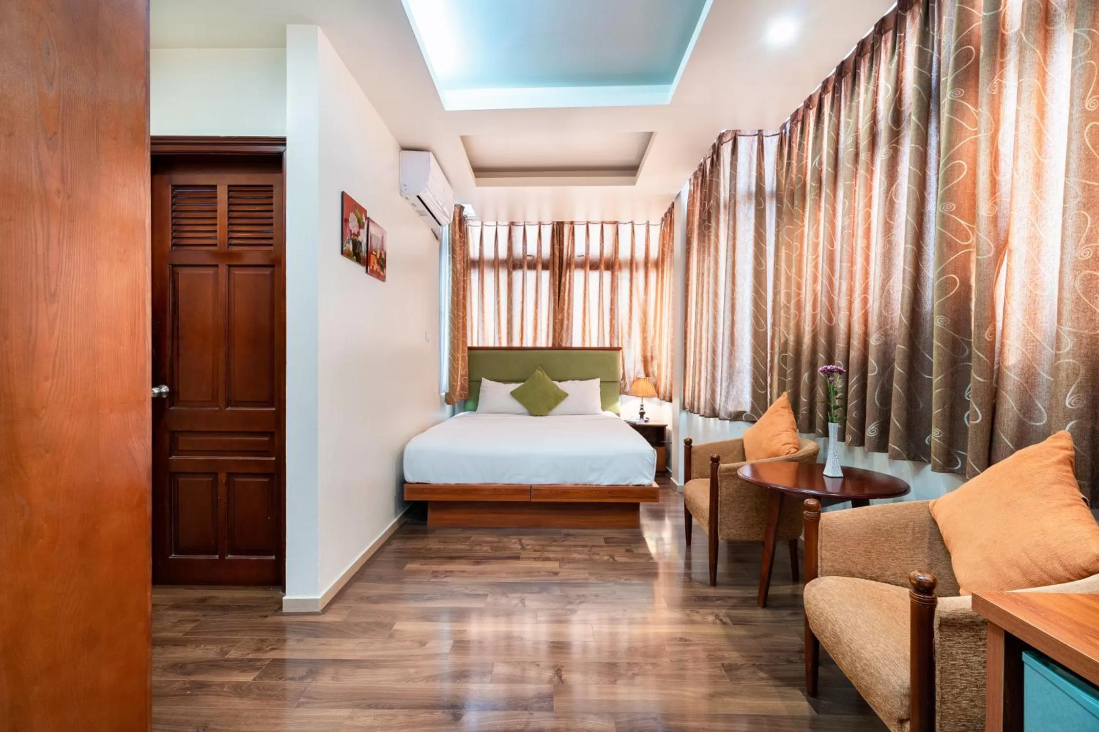 Photo of the whole room, Bed in Artisan Lakeview Hotel