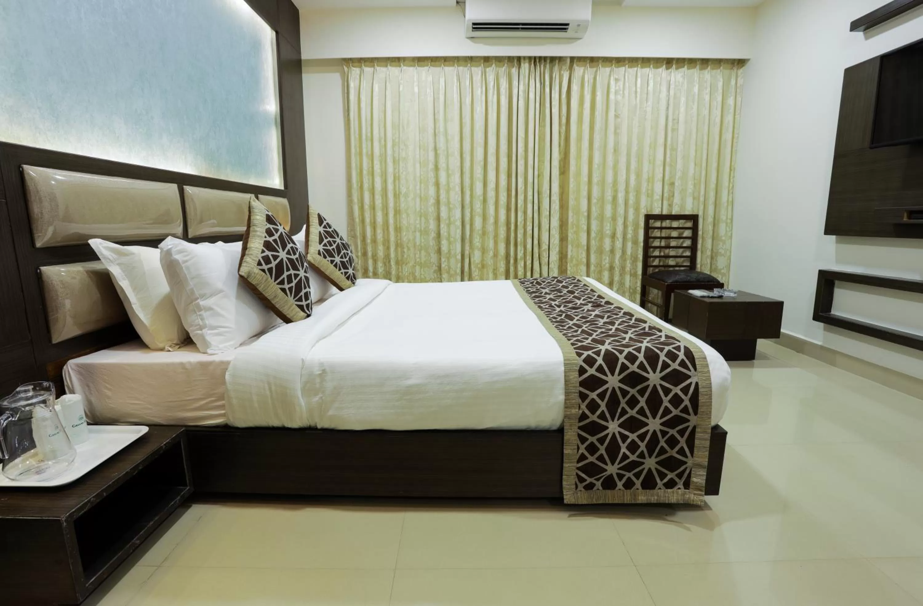 Photo of the whole room, Bed in Greens Suite - Business Class Hotel - Opposite Ripon Building