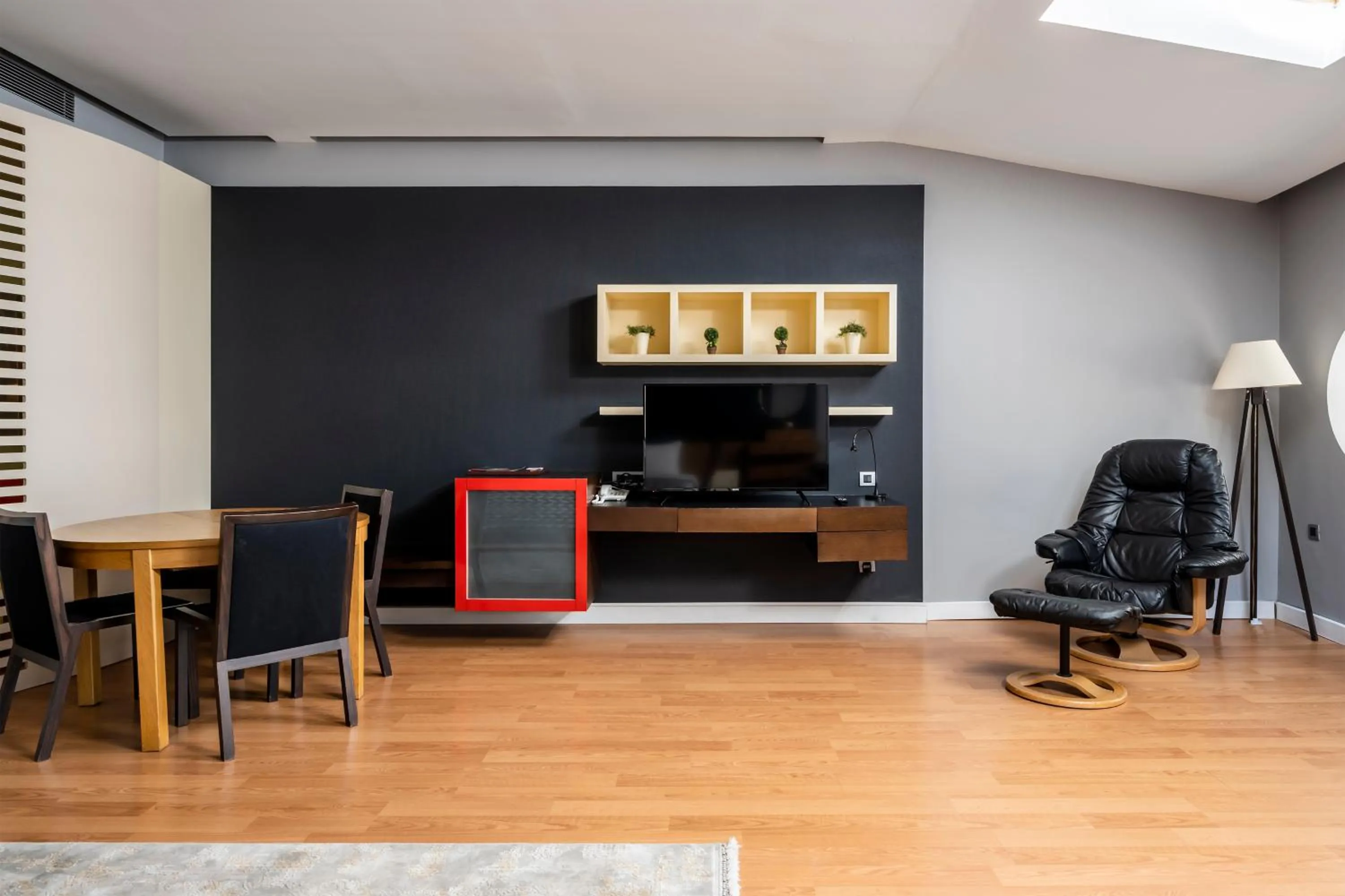 Communal lounge/ TV room in Ansen Hotel and Suites