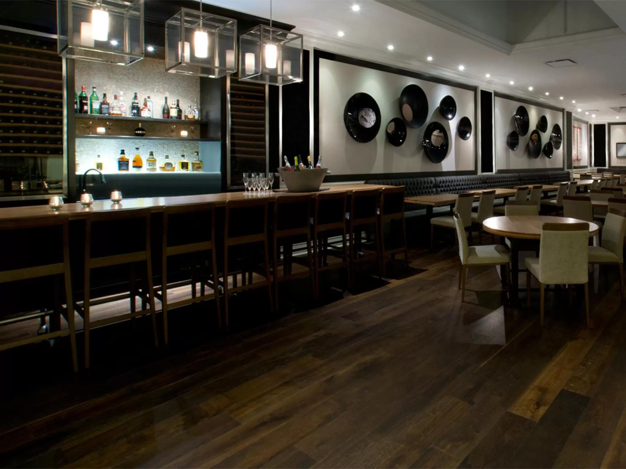 Restaurant/places to eat in Hotel Manoir Victoria